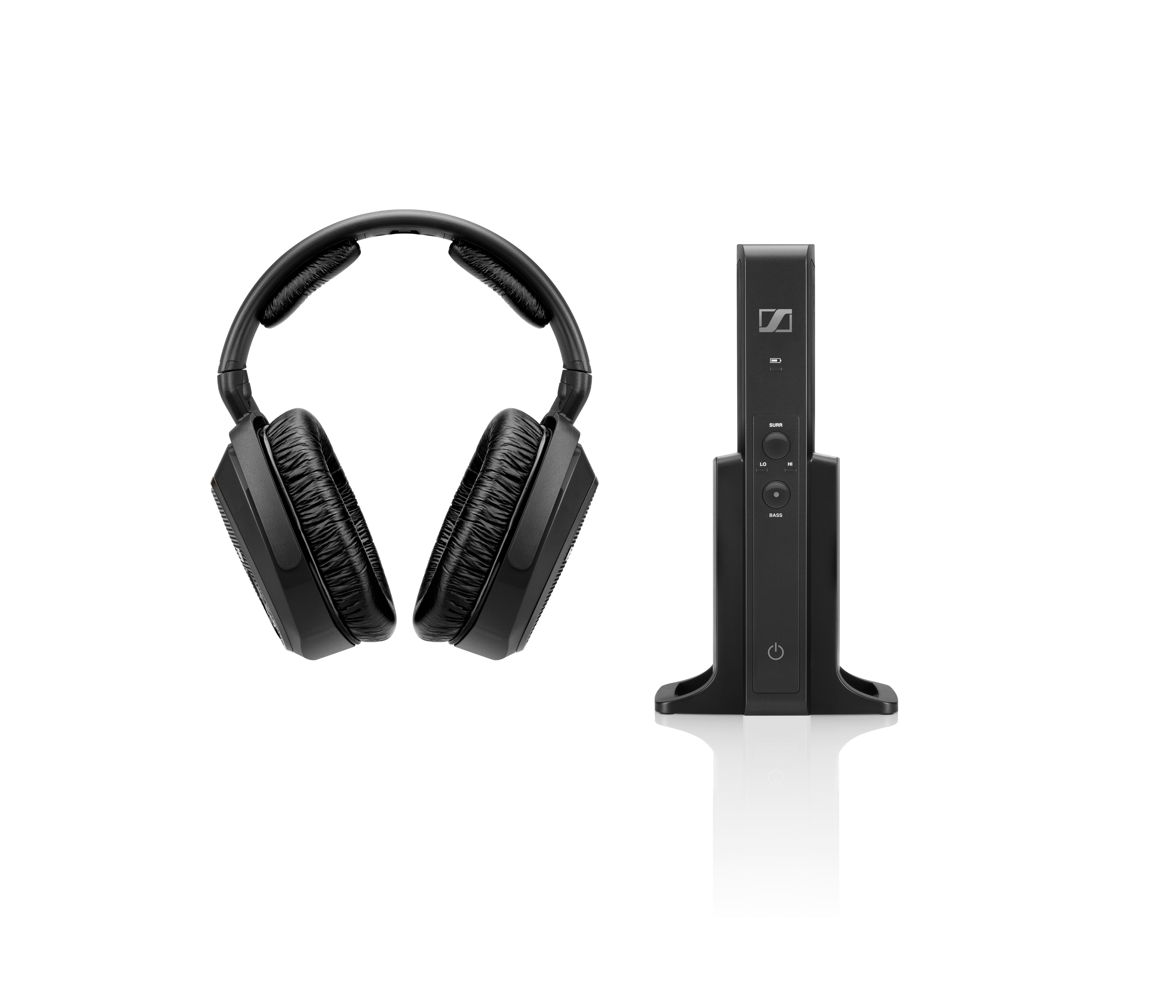 Schwarze Sennheiser Kopfhörer und eine Ladestation auf weißem Hintergrund.