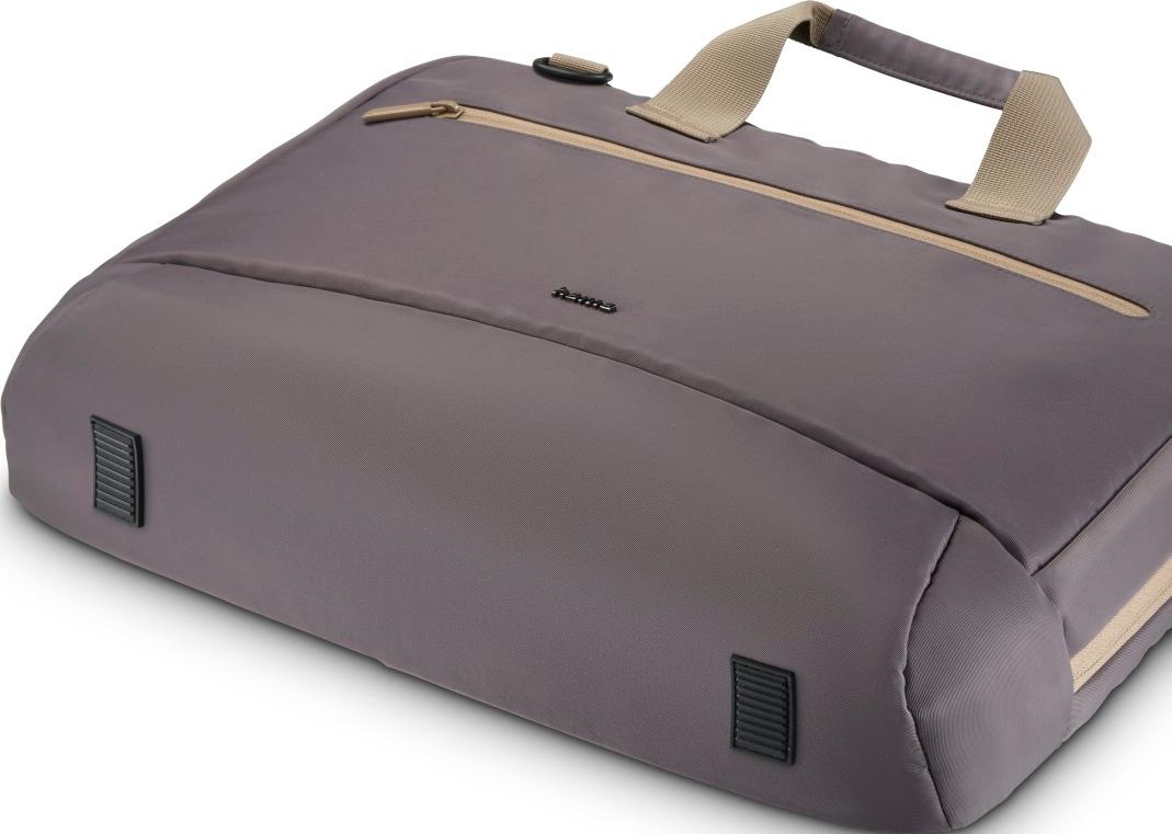 Eine lila Laptop-Tasche mit beigem Griff und Reißverschluss. Sie hat zwei schwarze Füße unten.