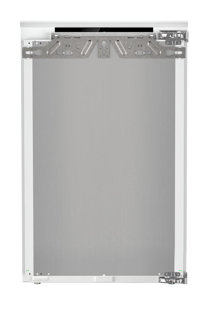 Rückseite eines weißen Geräts mit Metallplatte, weißem Rahmen und Halterungen. Weißer Hintergrund.