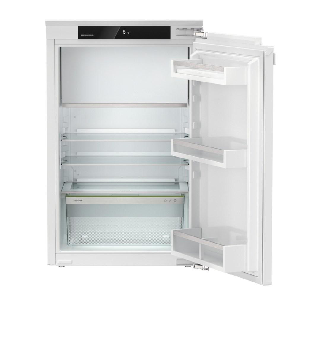 Weißer Kühlschrank mit offener Tür. Der Innenraum hat Regale und Schubladen.