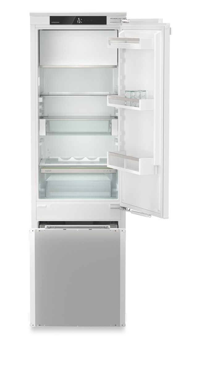 Weißer Kühlschrank mit geöffneten Türen, die Regale, Schubladen und den Inhalt zeigen.