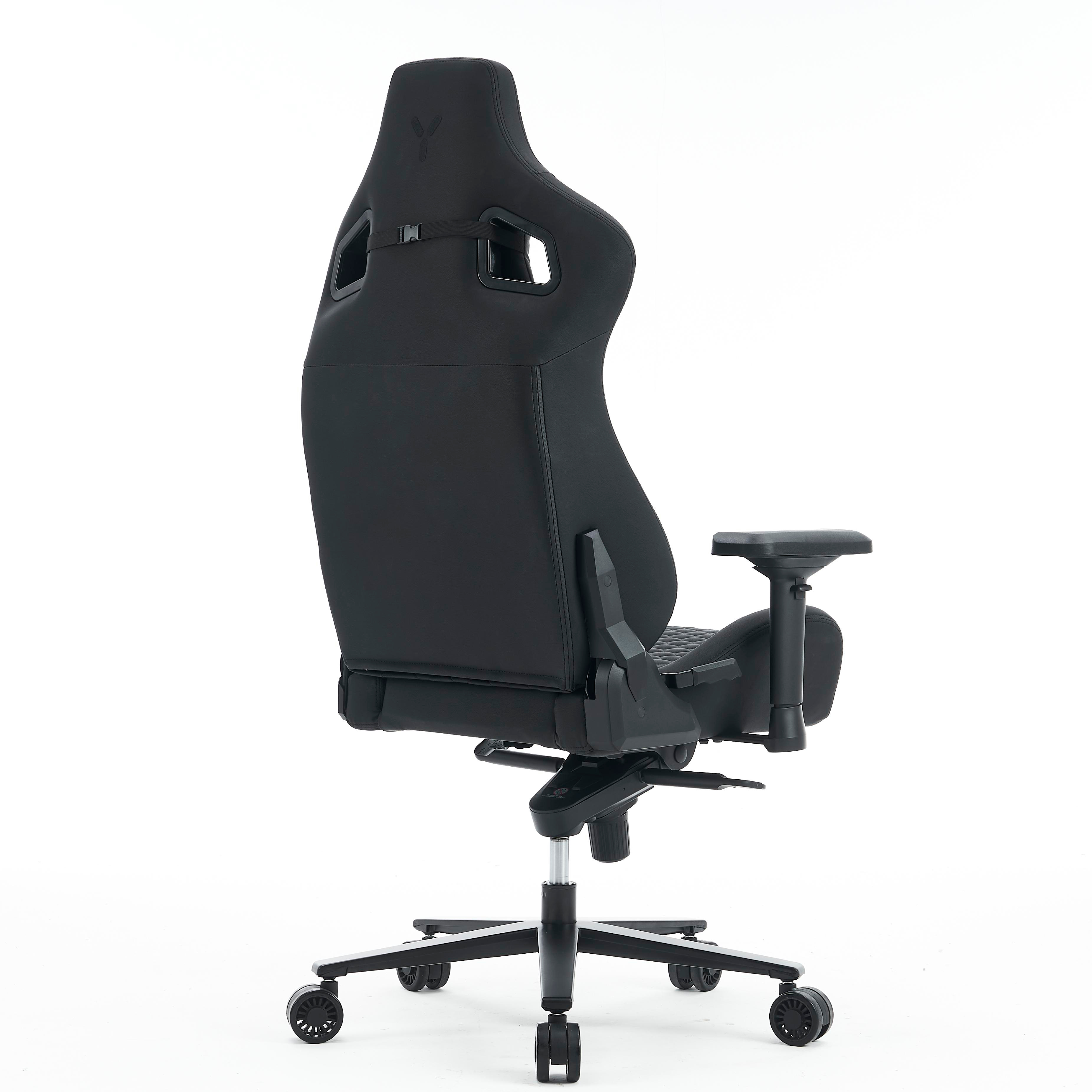 Schwarzer Gaming-Stuhl von hinten betrachtet, auf weißem Hintergrund.