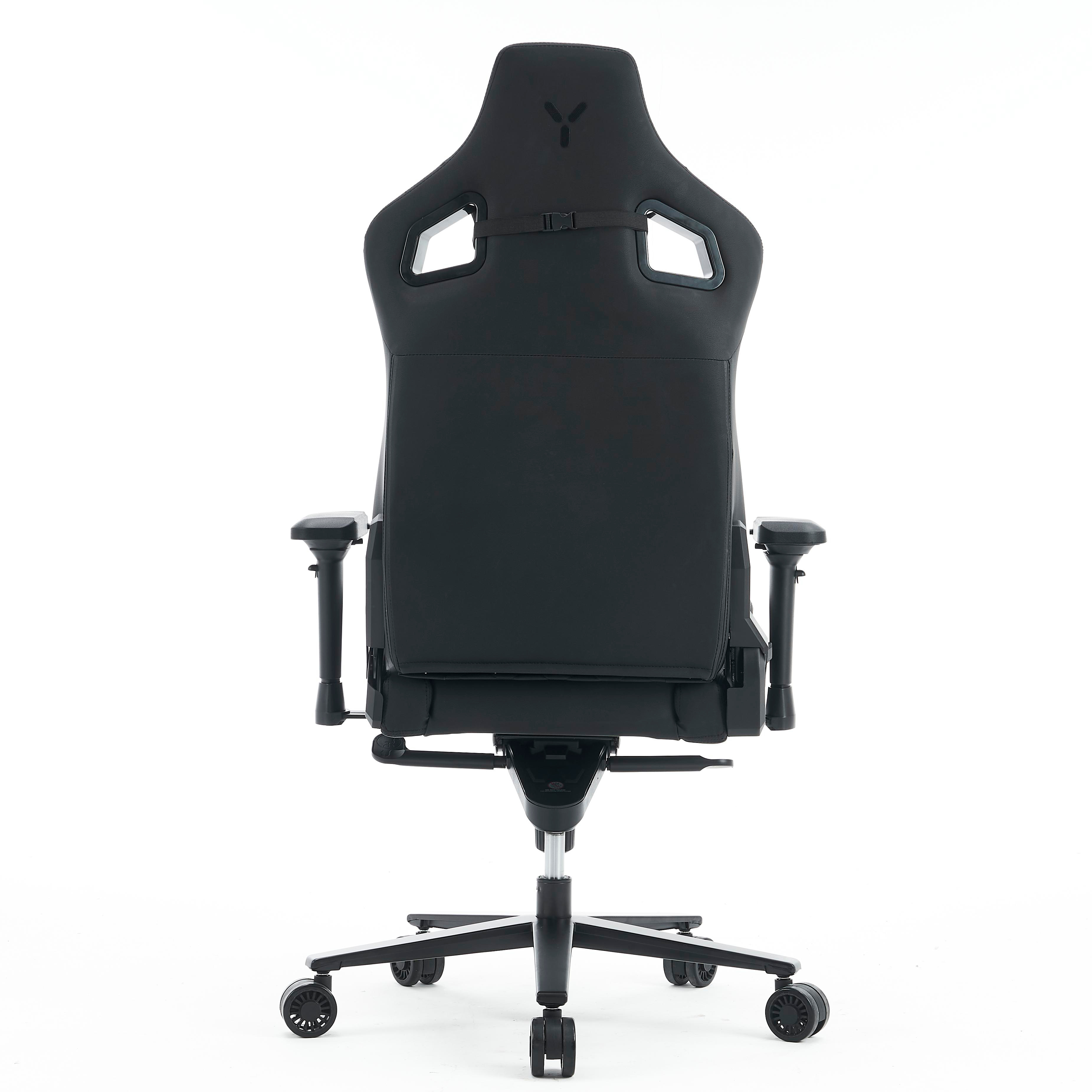 Gaming-Stuhl, schwarz, Rückansicht. Mit Kopfstütze, Lordosenstütze und Armlehnen.