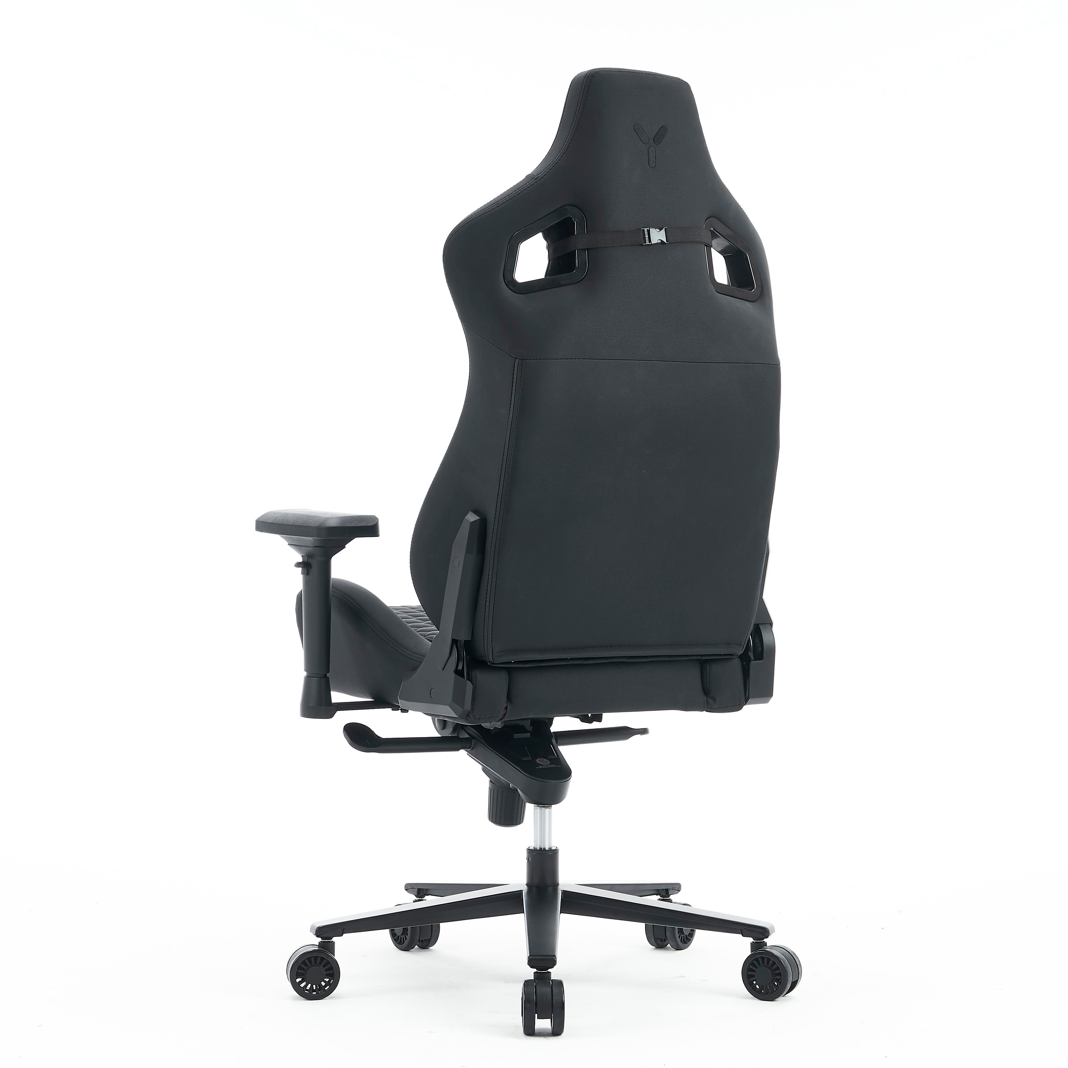 Schwarzer Gaming-Stuhl, Rückansicht, mit Kopfstütze und Rollen.