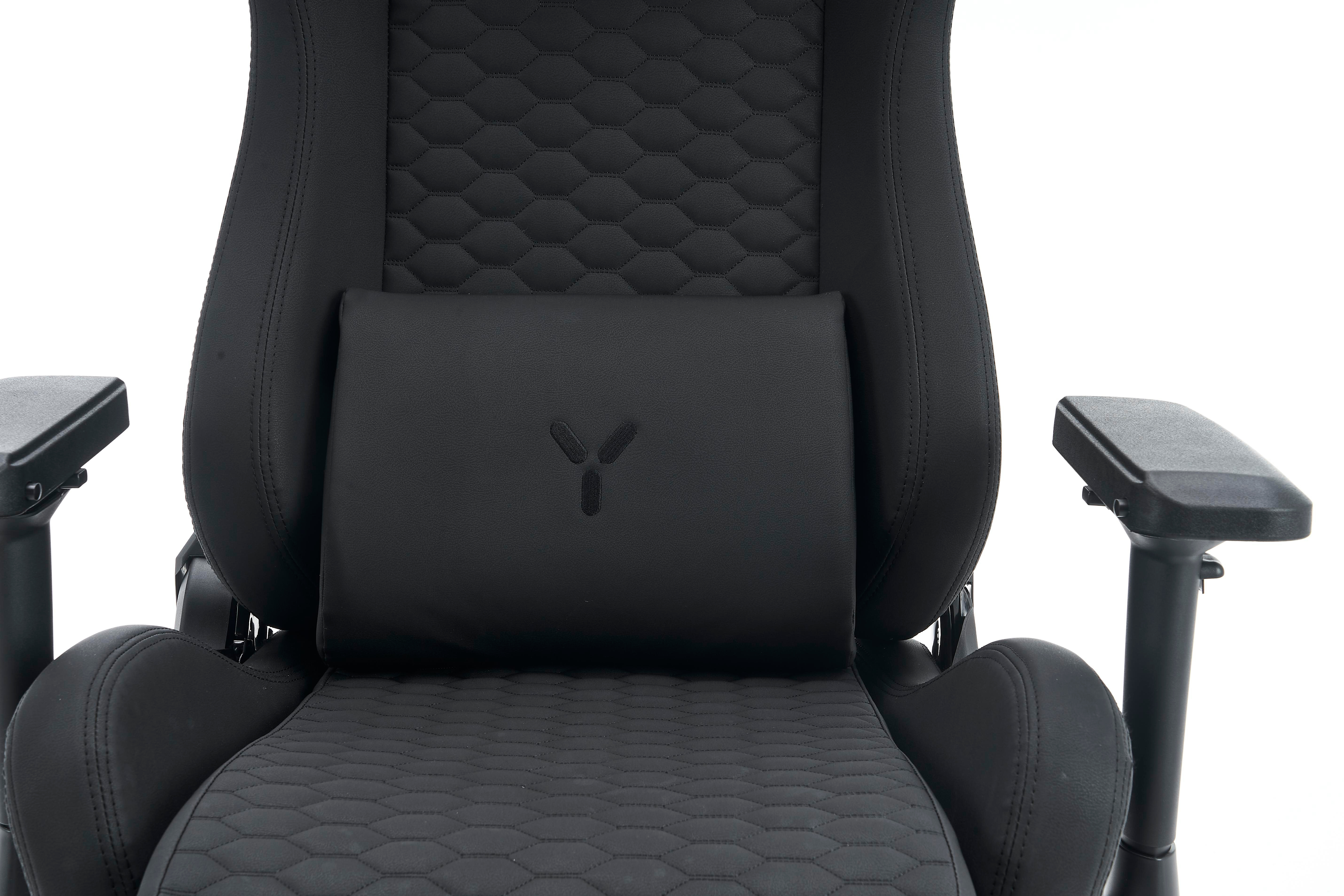 Nahaufnahme eines schwarzen Gaming-Stuhls mit Lendenkissen.