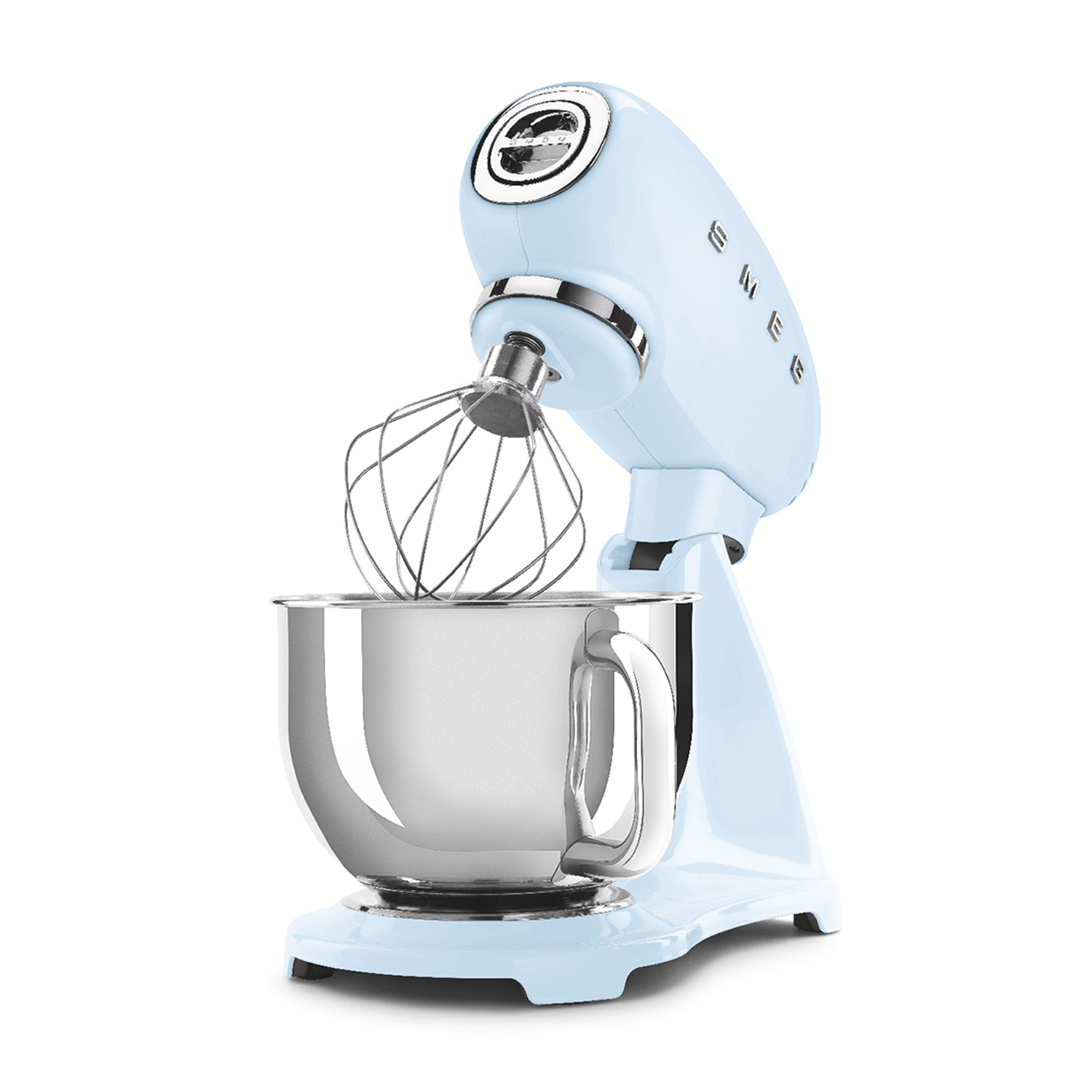 Impastatrice Smeg azzurra con frusta, ciotola in acciaio inox, sfondo bianco.