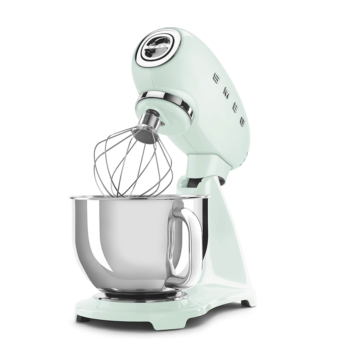 Impastatrice Smeg verde chiaro con frusta, ciotola in acciaio inox, sfondo bianco.