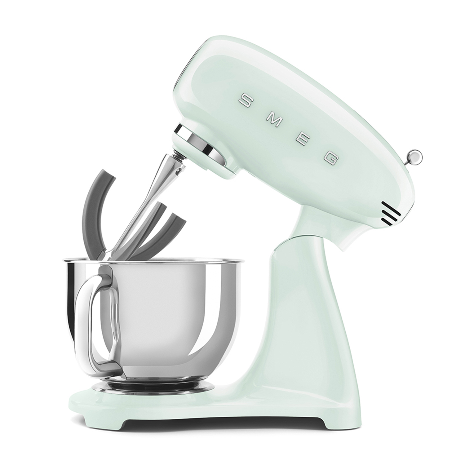 Un mixer Smeg verde menta con ciotola e accessori in acciaio inox, isolato su sfondo bianco.