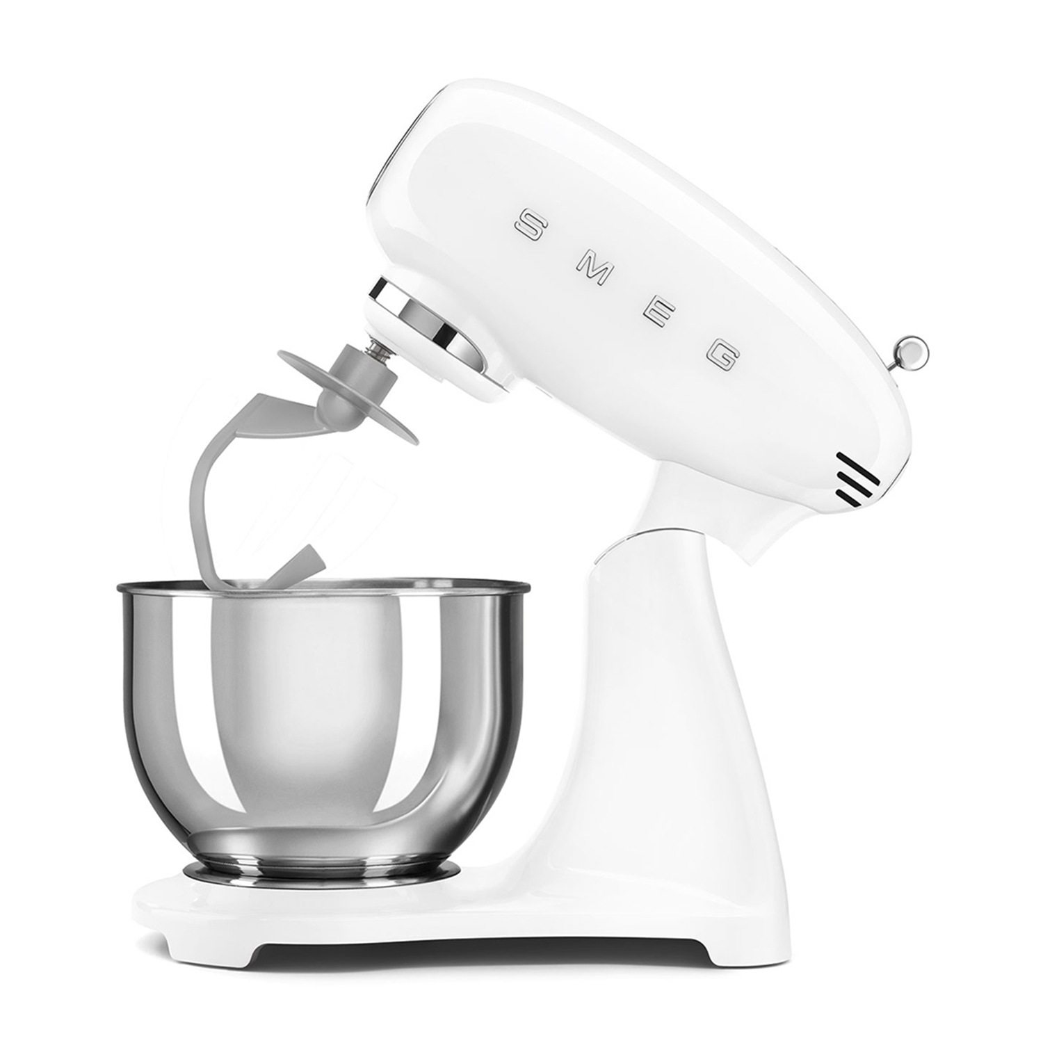 Un robot da cucina Smeg bianco con una ciotola e una frusta.