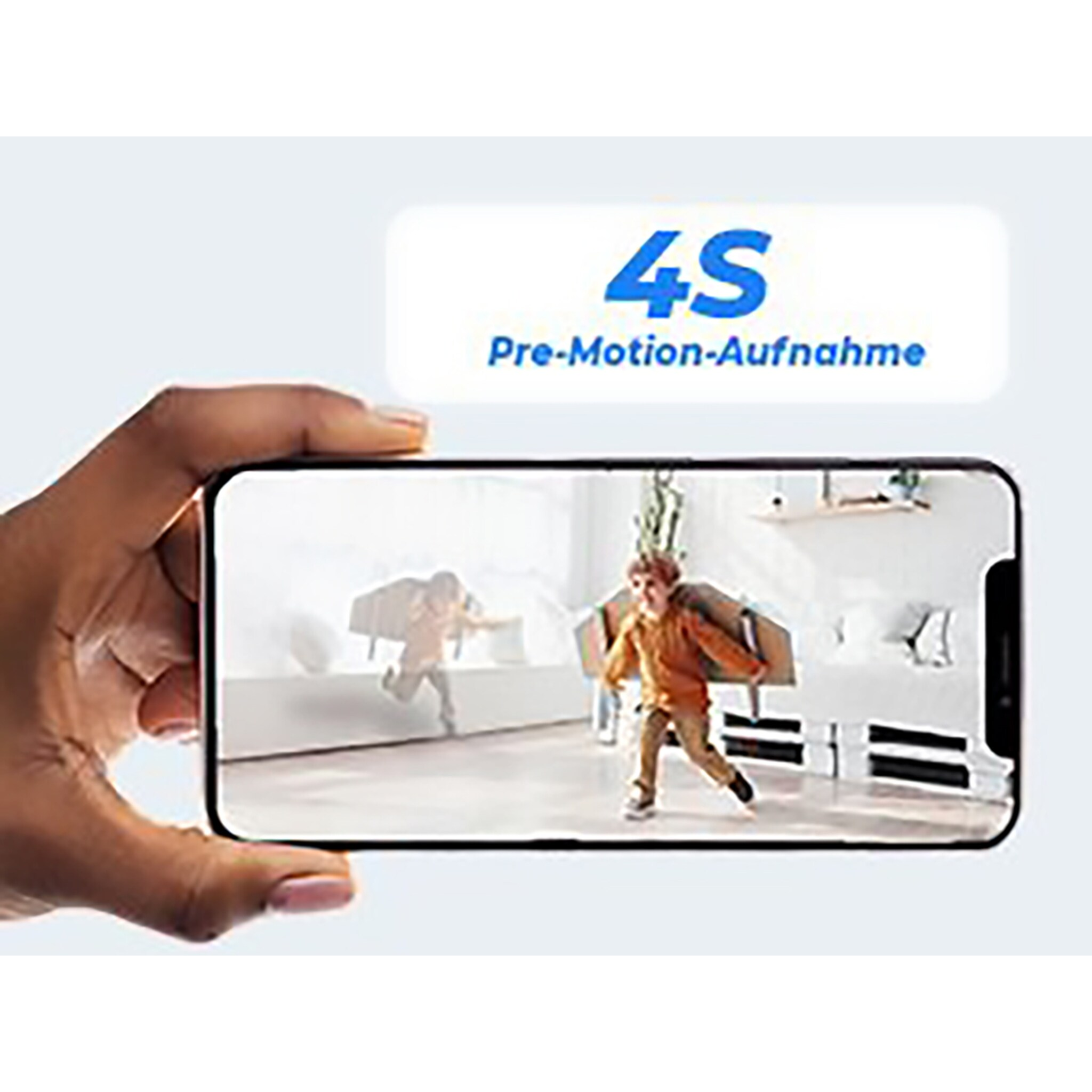 Hand, die ein Telefon hält, das ein Kind zeigt, das in einem Haus rennt.
