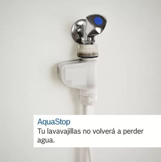 Grifo con manguera de agua, texto en español.
