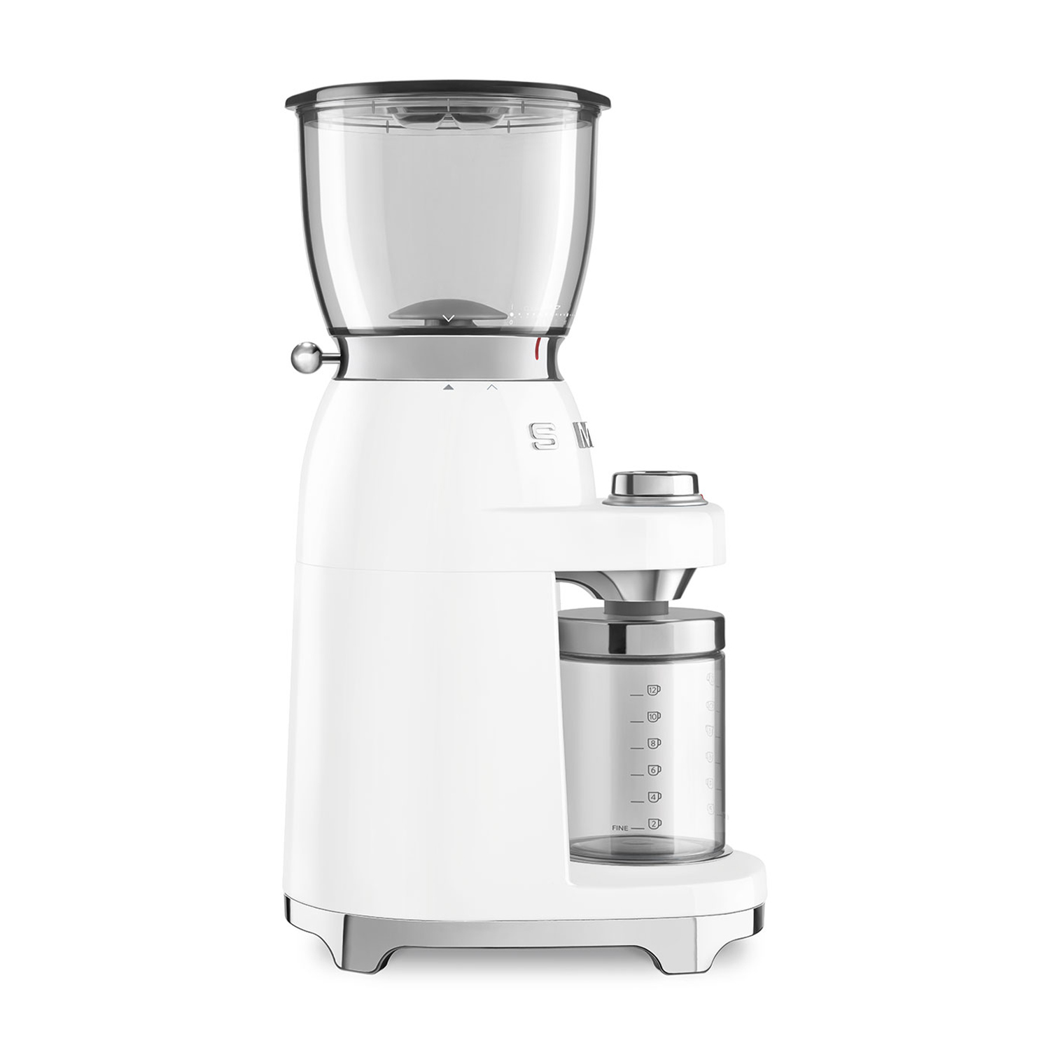Una macinacaffè Smeg bianca con tramoggia per chicchi trasparente e contenitore per polvere, su una superficie bianca.