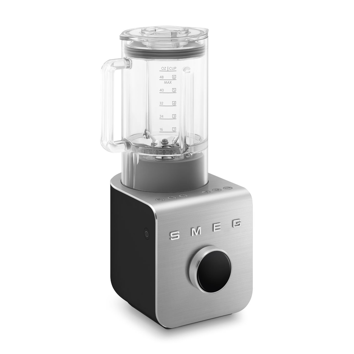 Un frullatore argento e nero con una caraffa trasparente. Ha un logo SMEG sul davanti.