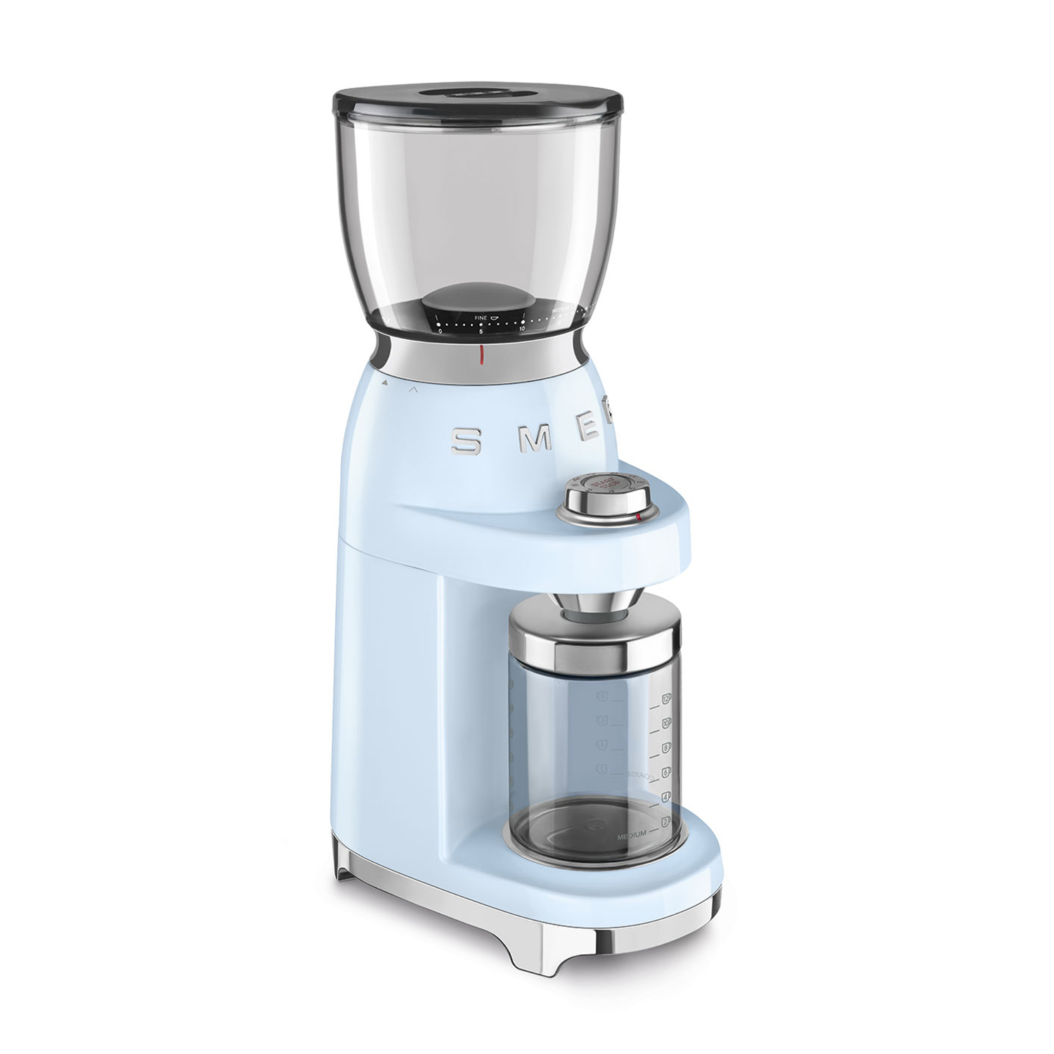 Un macinacaffè Smeg azzurro. Ha una tramoggia trasparente e un contenitore in vetro per caffè macinato.