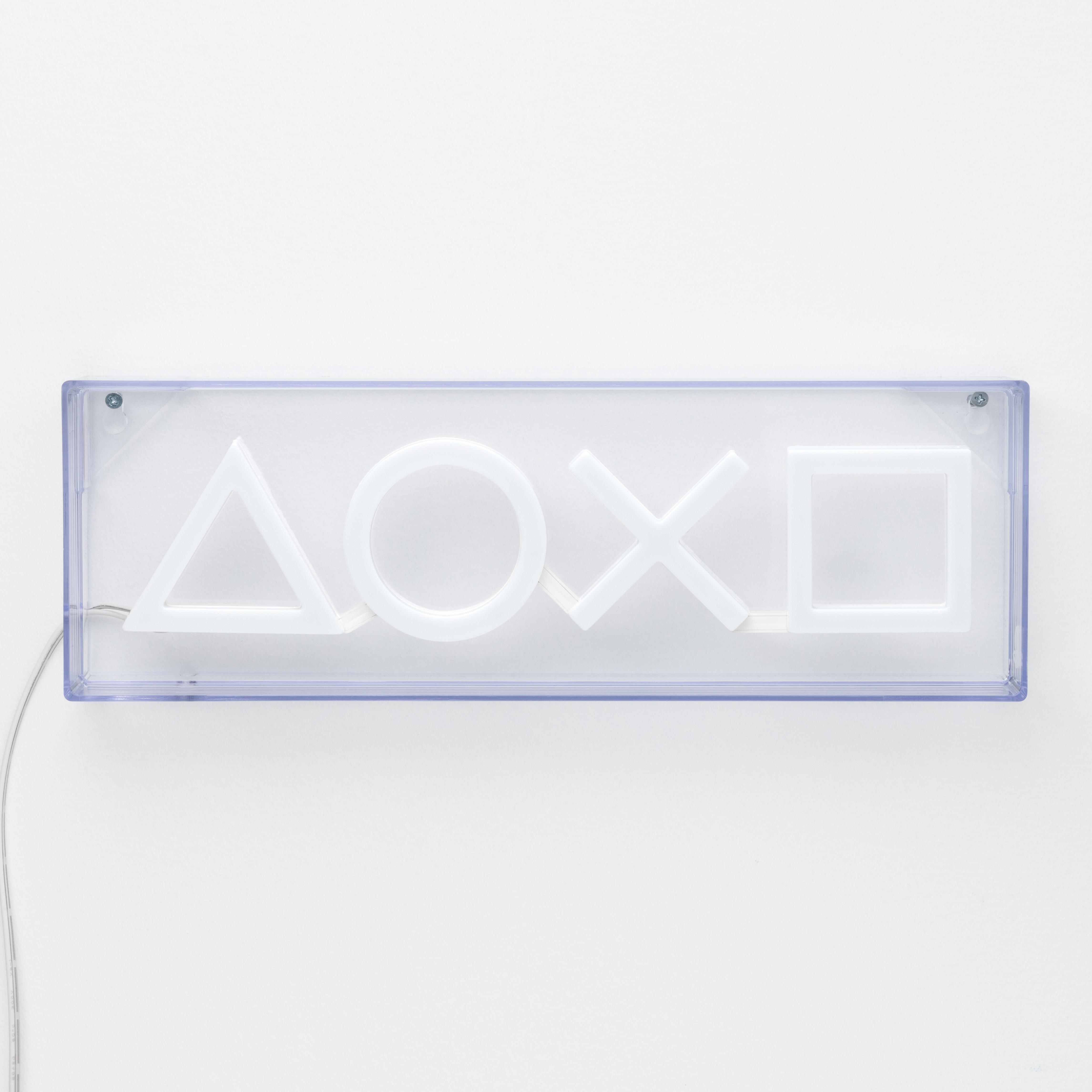 PlayStation-Button-Neon-Schild. Weißes Neon an einer weißen Wand.