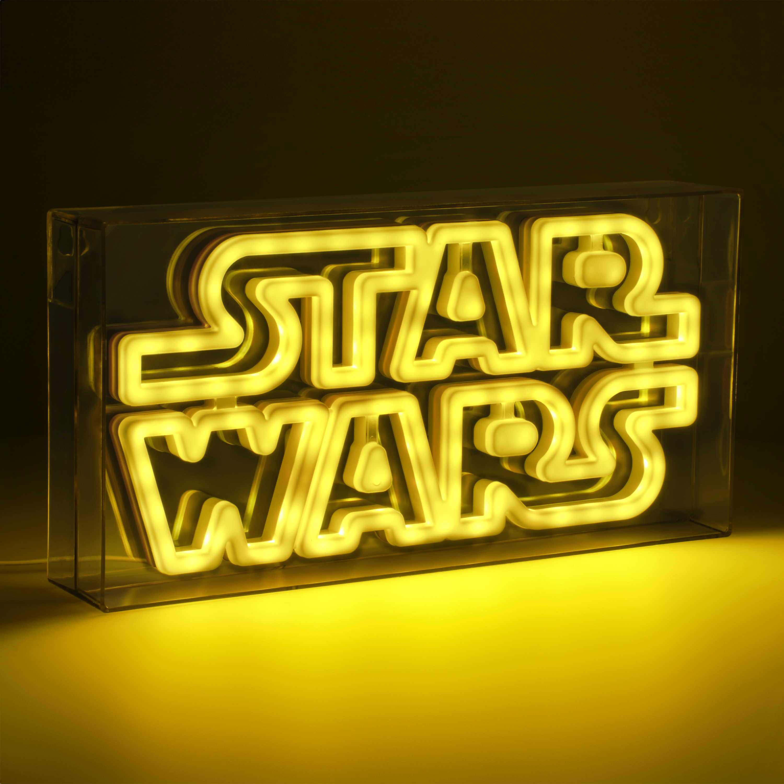 Ein Neon-Schild mit dem Star Wars-Logo in einem transparenten Gehäuse.