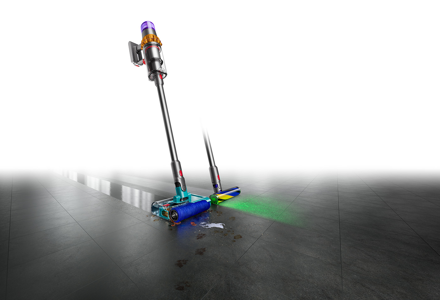 Odkurzacz bezprzewodowy czyszczący podłogę z rozlaną cieczą. Po prawej stronie znajduje się drugi odkurzacz.