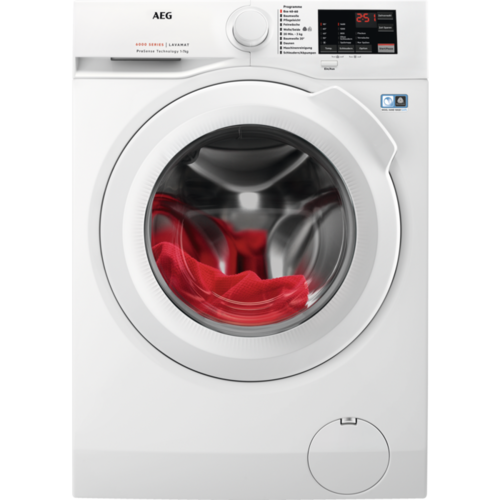 Weiße Waschmaschine, rote Kleidung innen, Bedienfeld oben.