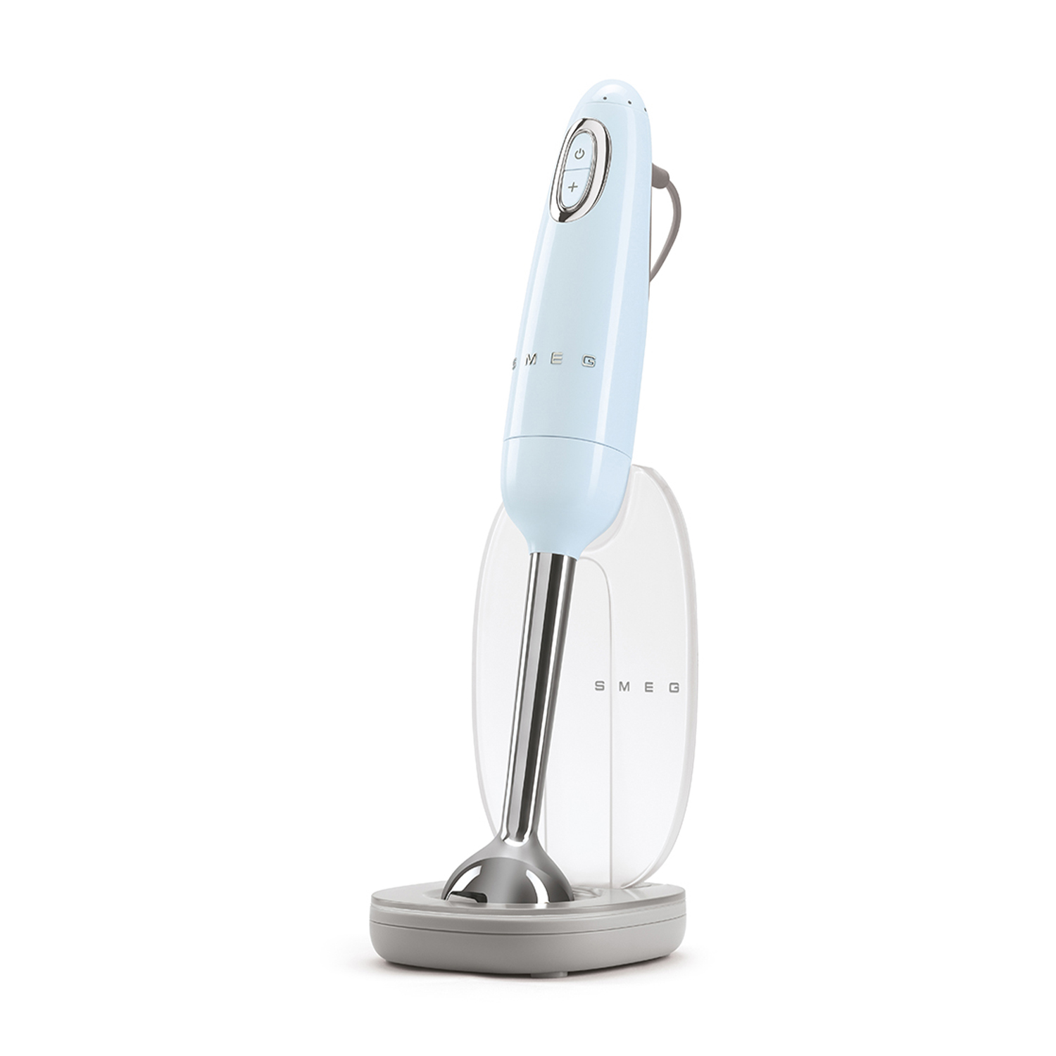 Frullatore a immersione azzurro chiaro con pulsanti, su supporto. Logo SMEG visibile. Sfondo bianco.