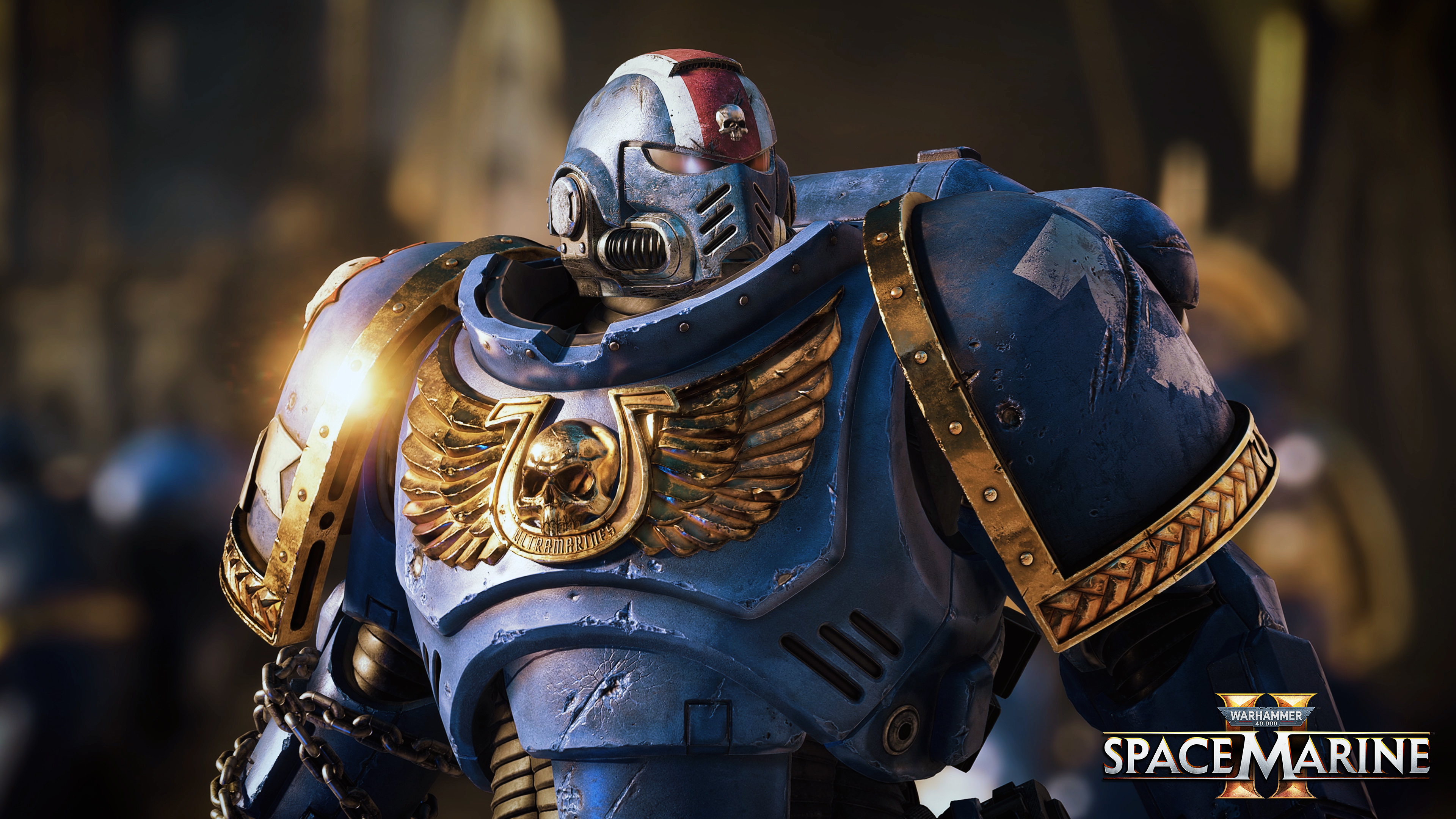 Space Marine z Warhammer 40,000. Niebieska zbroja ze złotymi akcentami. Tło jest ciemne i rozmyte.