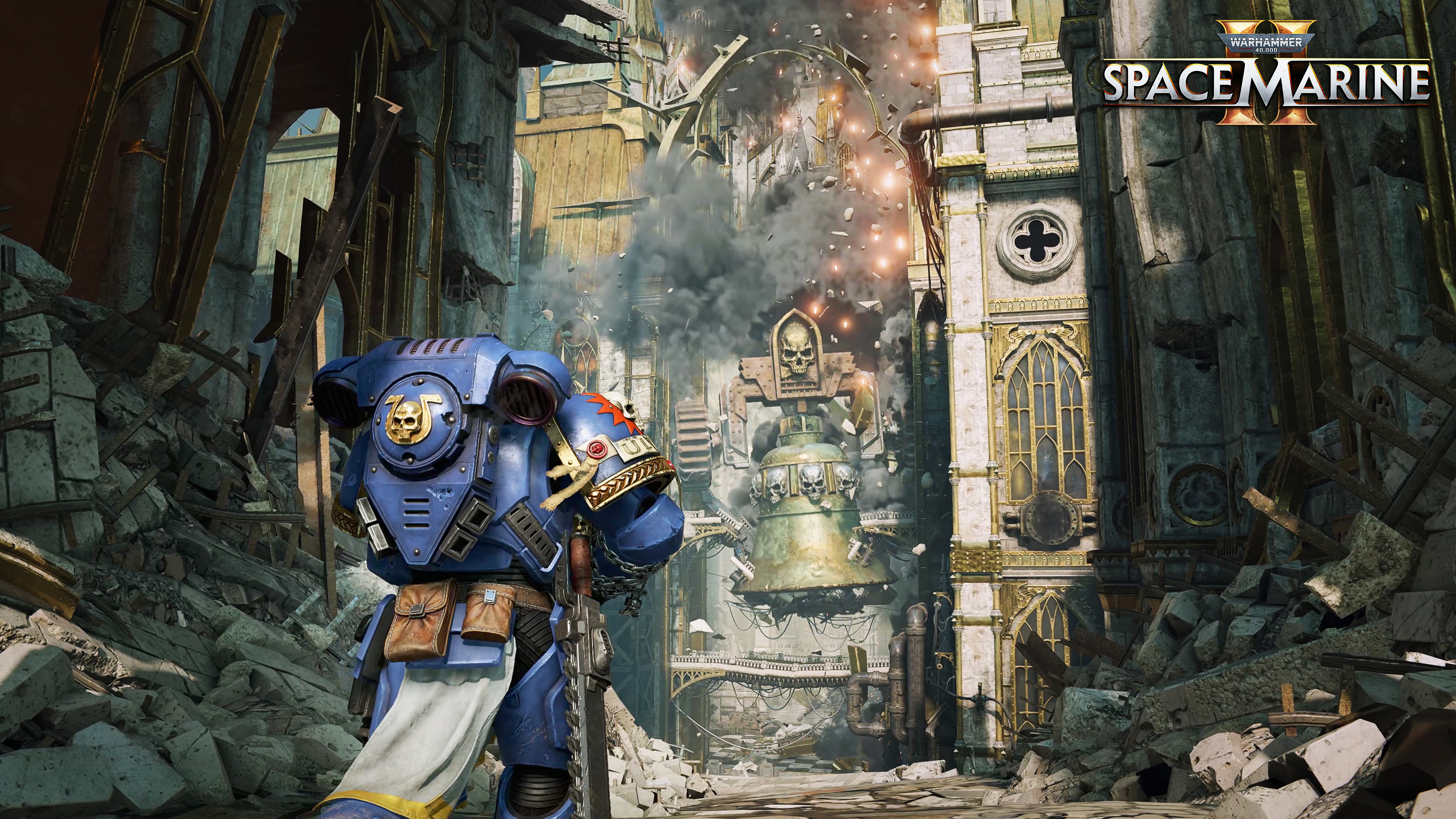 Space Marine w niebieskim mundurze stoi w zniszczonym otoczeniu.
