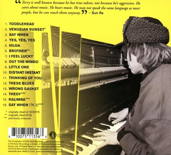 Die Rückseite eines Albums, mit einem Mann, der Klavier spielt, und Text.