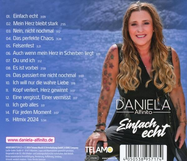 Eine Frau lächelt mit langen Haaren, die Rückseite einer CD-Hülle mit Songtiteln ist sichtbar.
