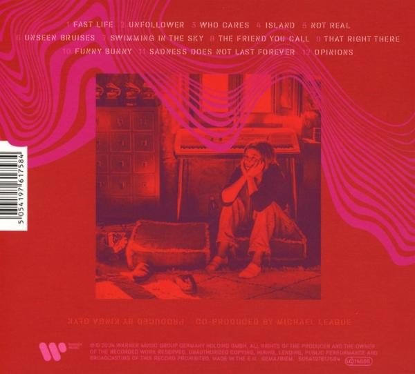 CD-Cover mit sitzender Frau. Songtexte und Trackliste sind sichtbar. Rotes und rosa Farbschema.