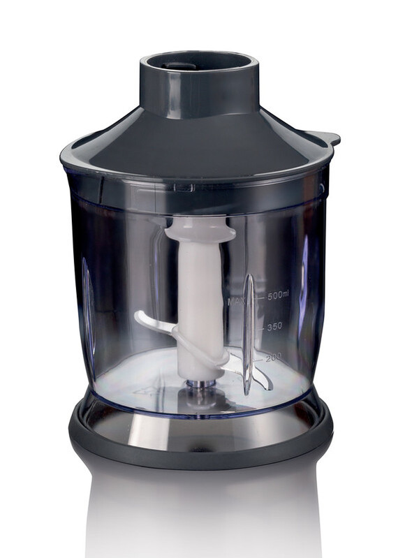 İçinde beyaz bir bıçak bulunan şeffaf bir blender kabı, koyu gri bir taban üzerinde duruyor.