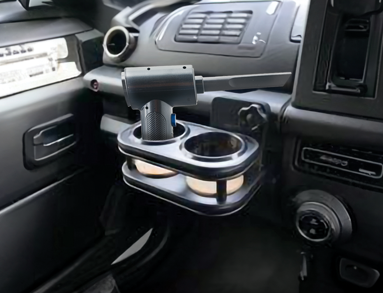Becherhalter mit Staubsauger im Inneren eines Autos, Nahaufnahme.