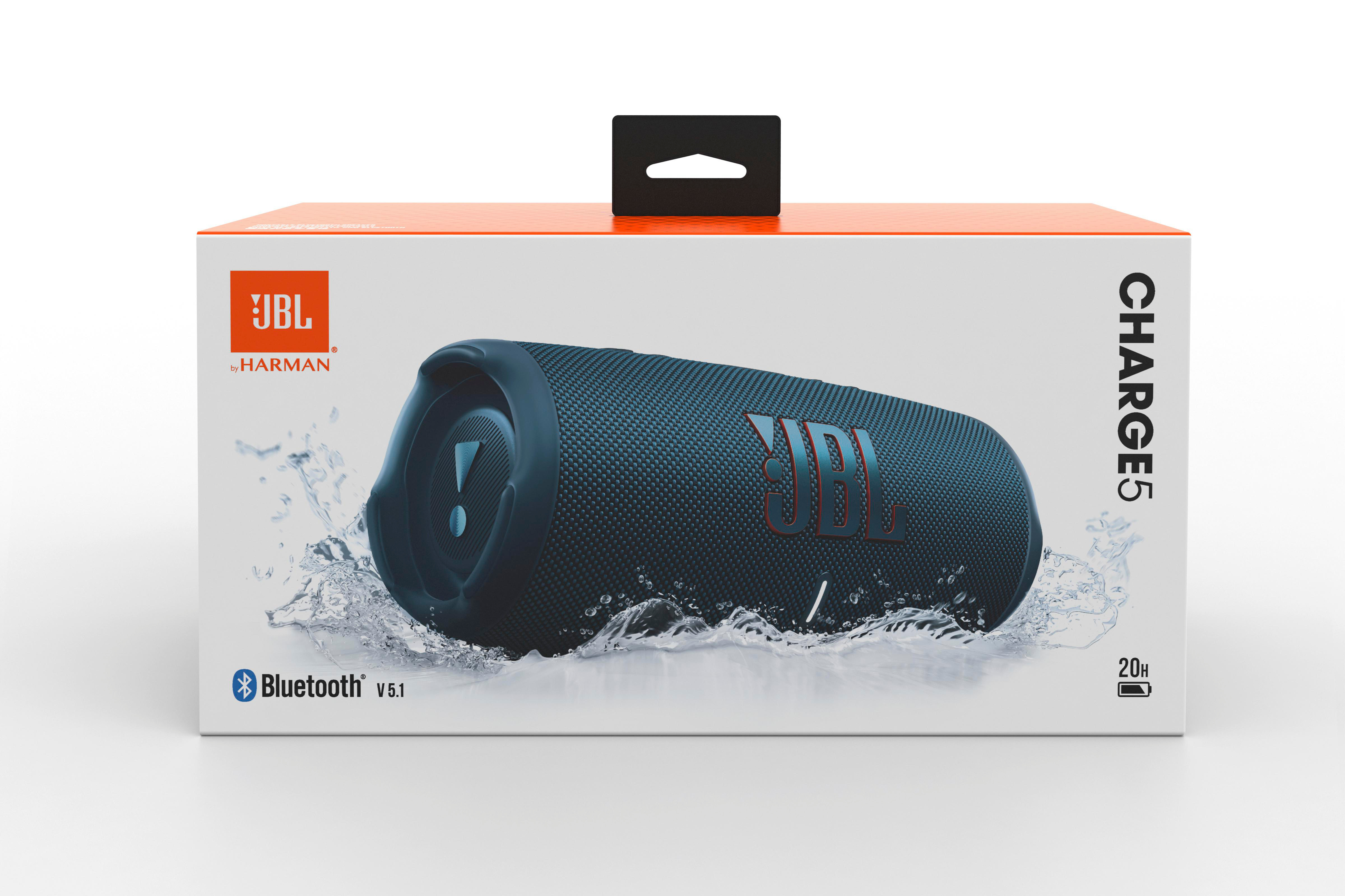 JBL Charge 5 Lautsprecher auf weißem Hintergrund, in seiner Box. Es hat ein blaues und schwarzes Design.