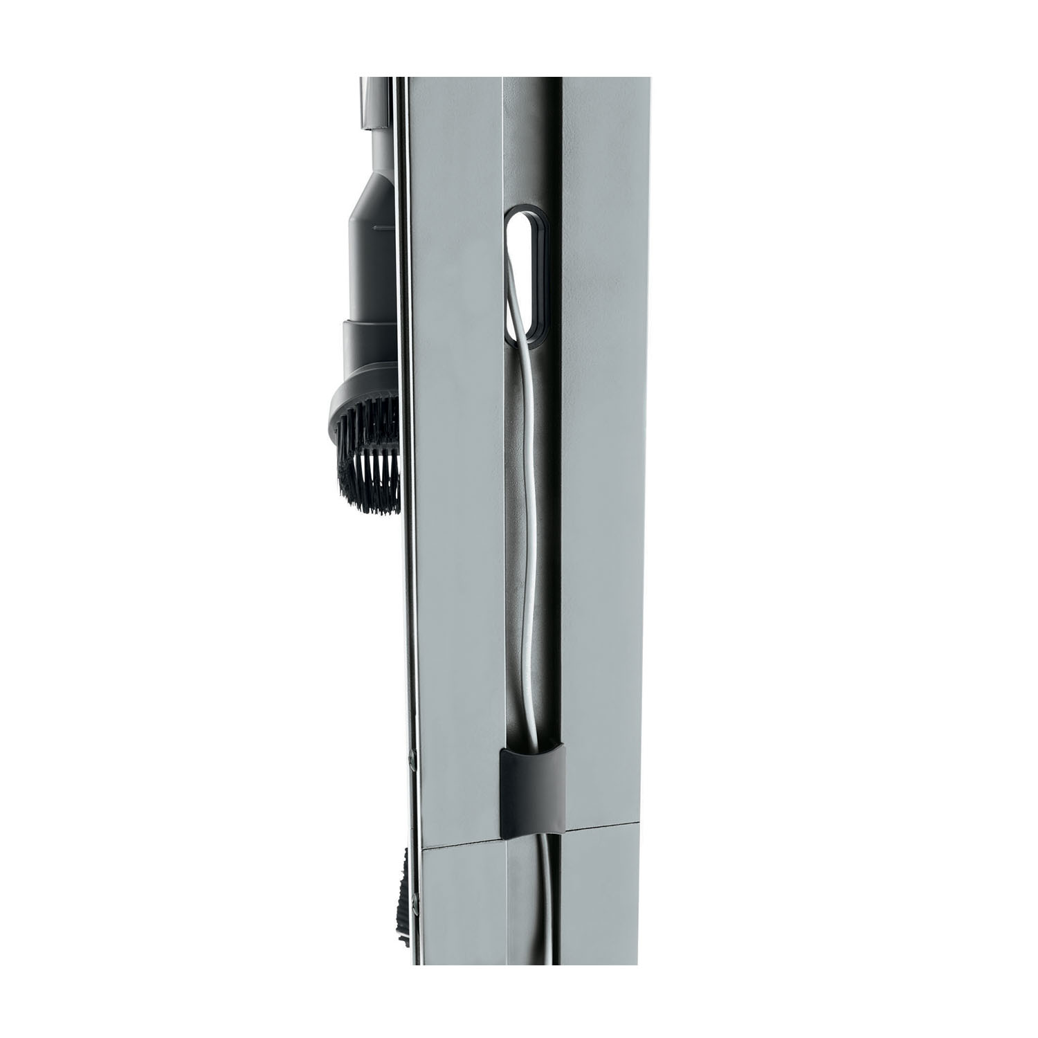 Primo piano di un aspirapolvere con accessorio spazzola e clip per cavo.