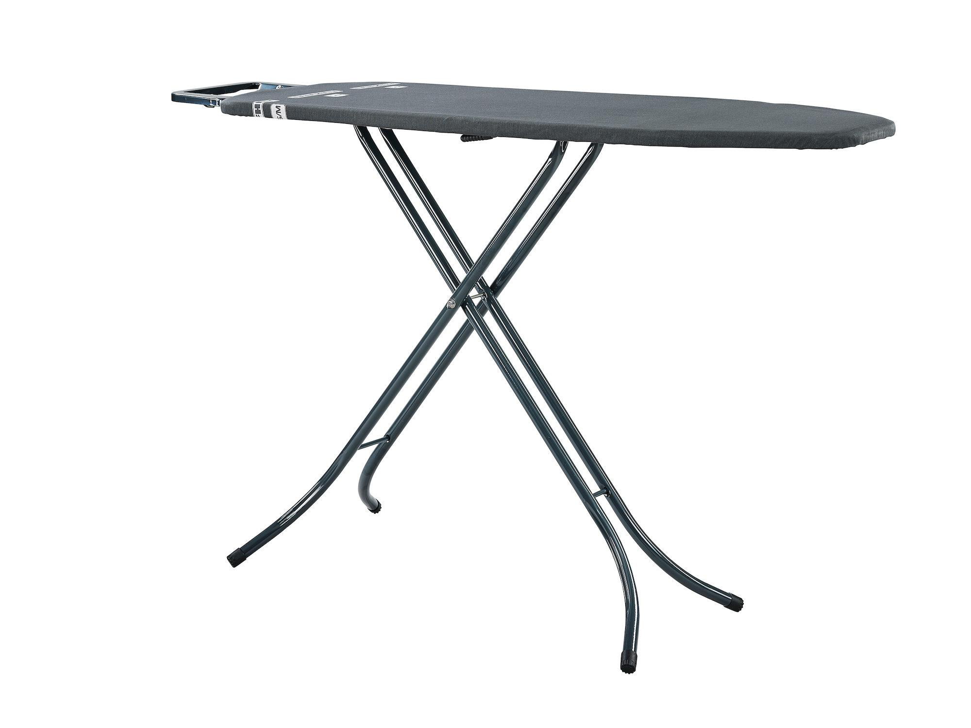 Ein Bügelbrett, grauer Bezug, klappbar, Metallgestell, weißer Hintergrund.