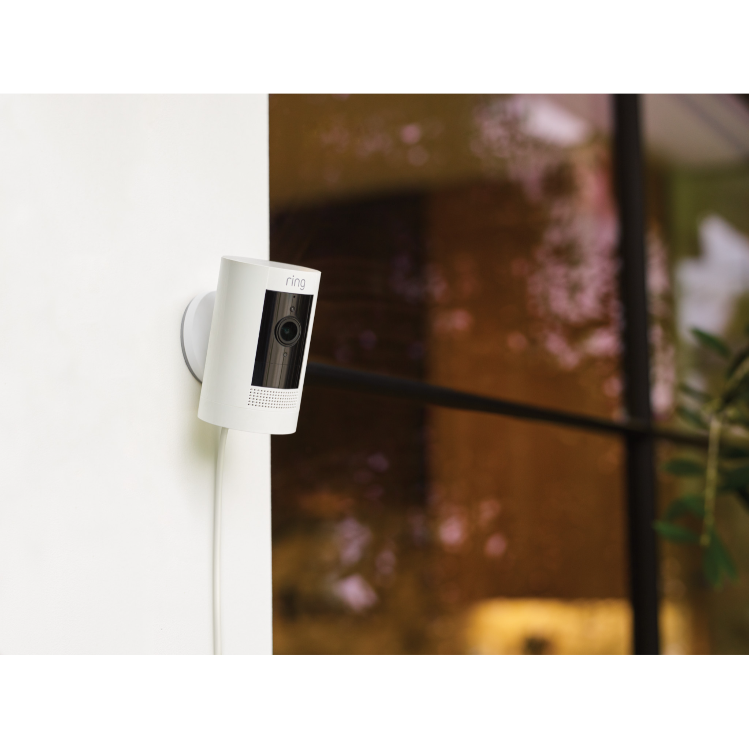RING Stick Up Cam Plug-in Wit