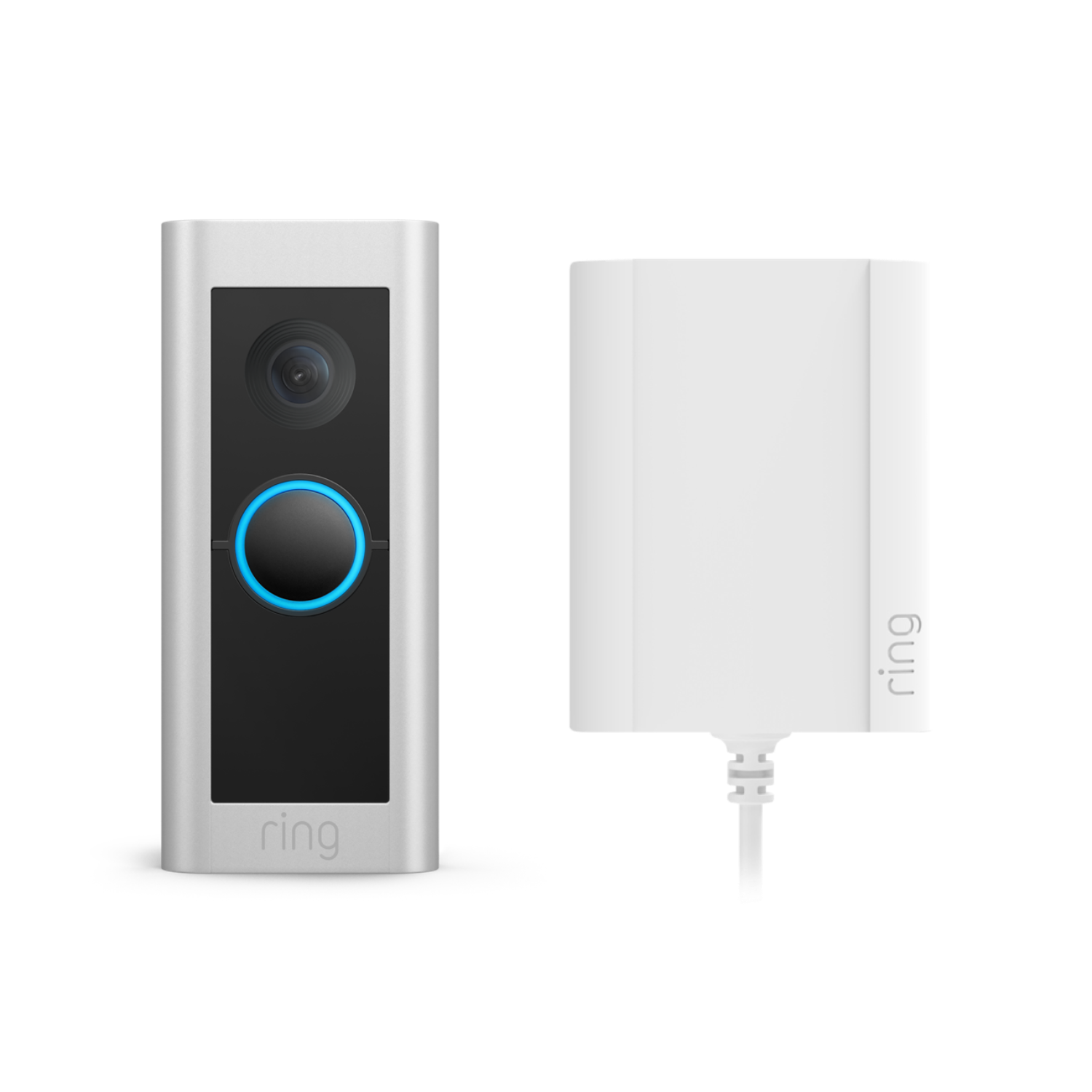 Een Ring-deurbel met een camera en blauw licht, en de voedingsadapter, op een witte achtergrond.