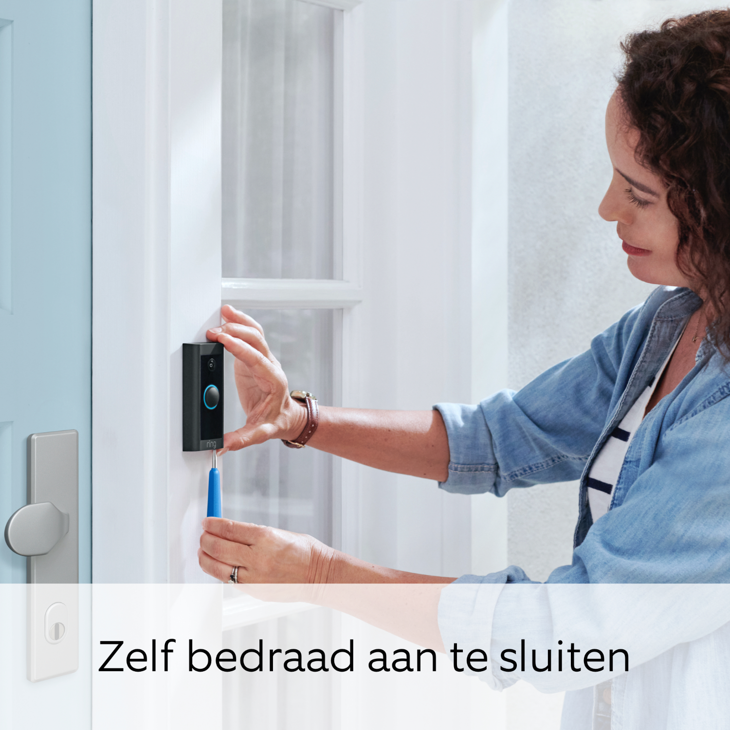 Woman installing a Ring doorbell on a white door, text in Dutch.