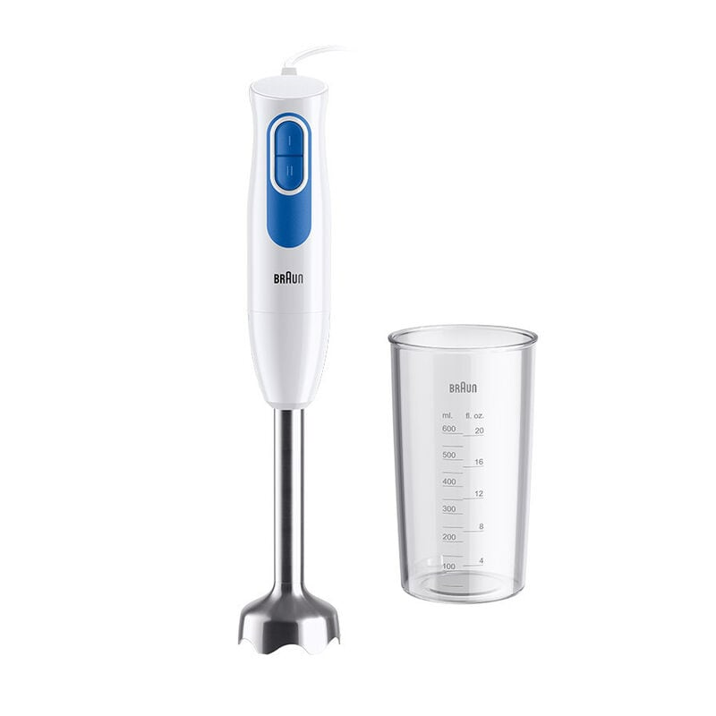 Fehér és kék Braun kézi mixer mérőpohárral, mindkettő fehér háttéren.