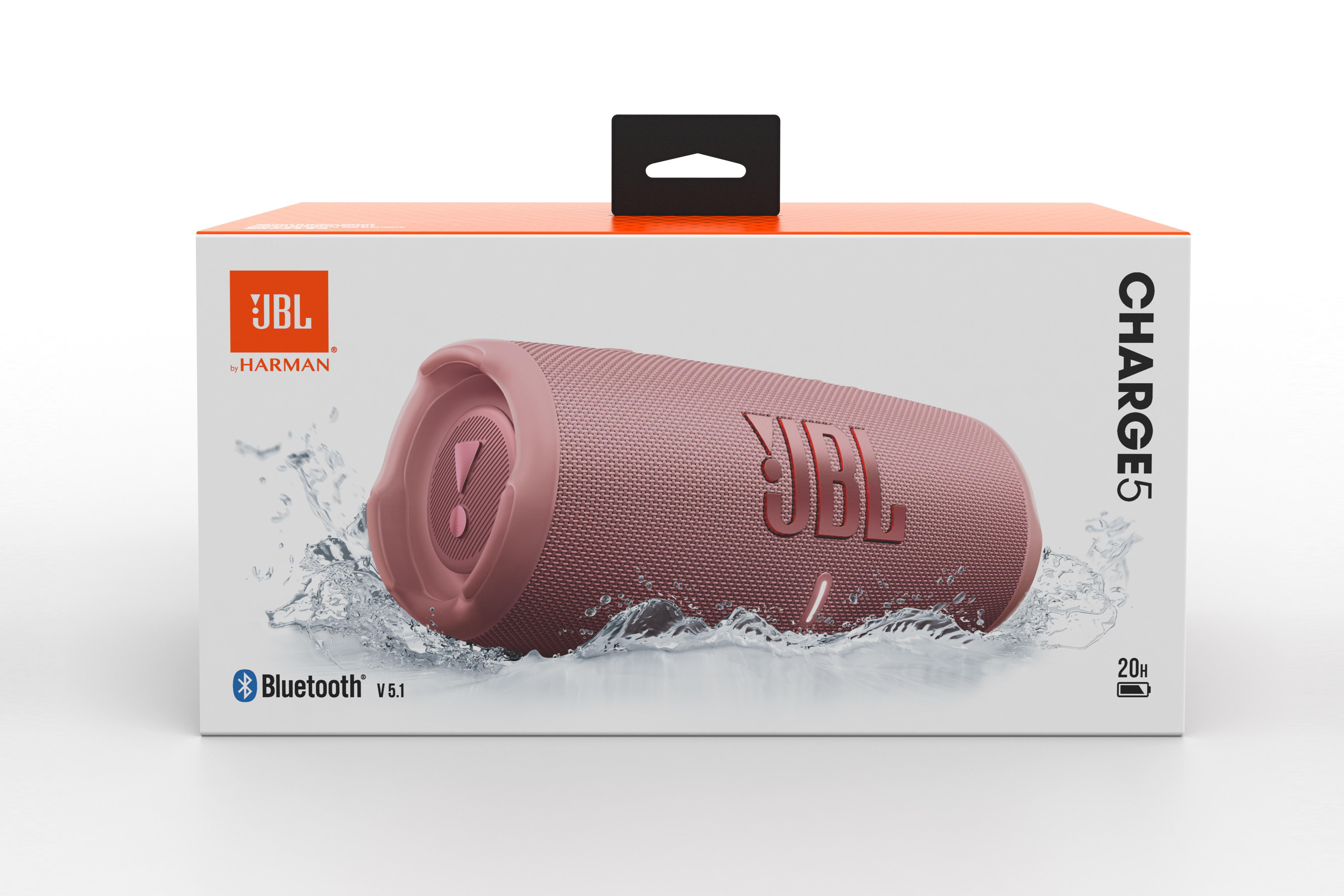 Ein rosa JBL Charge 5 Lautsprecher mit seiner Box. Die Box zeigt einen Wasserspritzer.