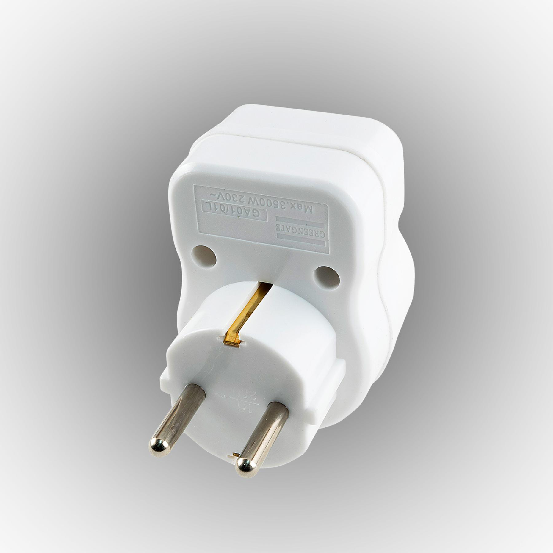 Fehér hálózati adapter két érintkezővel. Szöveg: Max. 3500W 230V~, Greengate GA01/011.