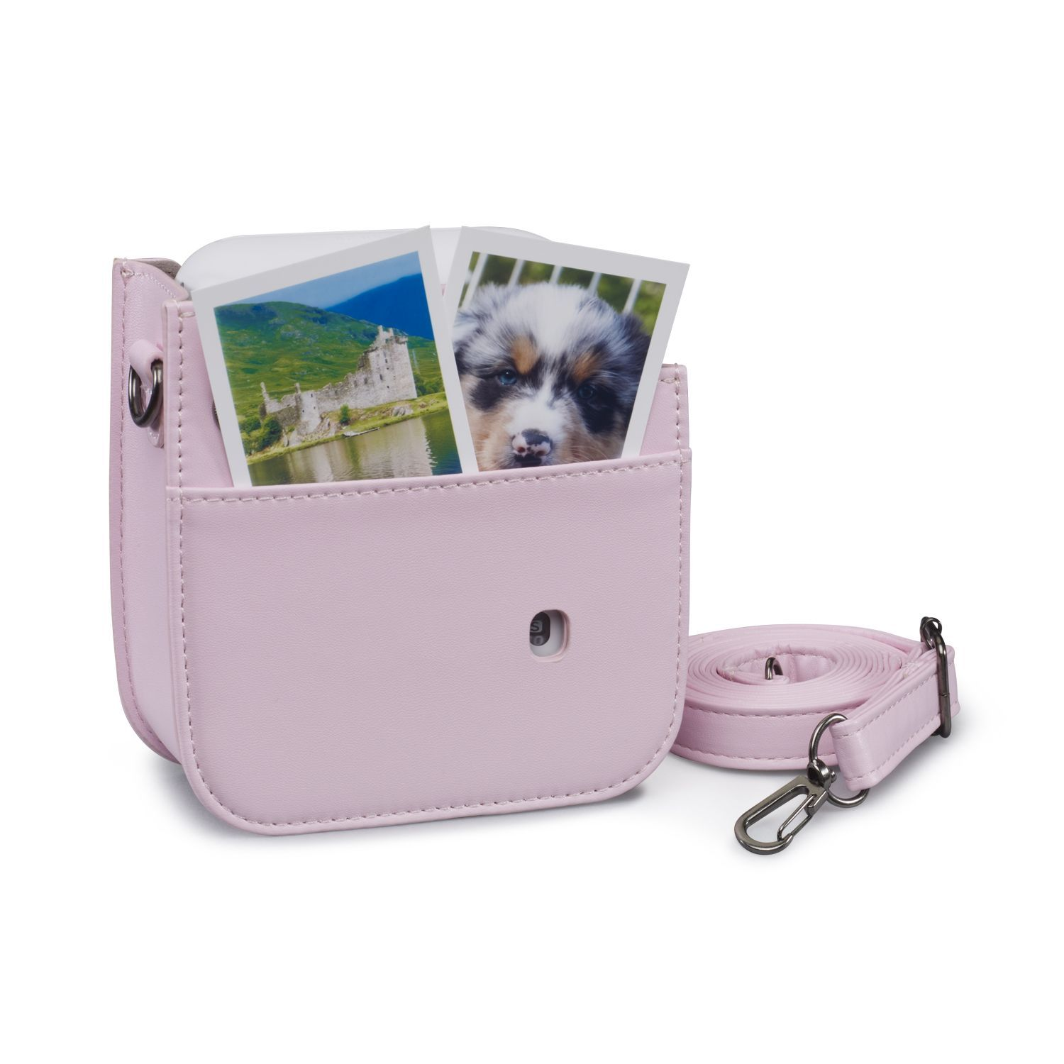 Een roze cameratas met foto's van een kasteel en een hond erin, en een riem.