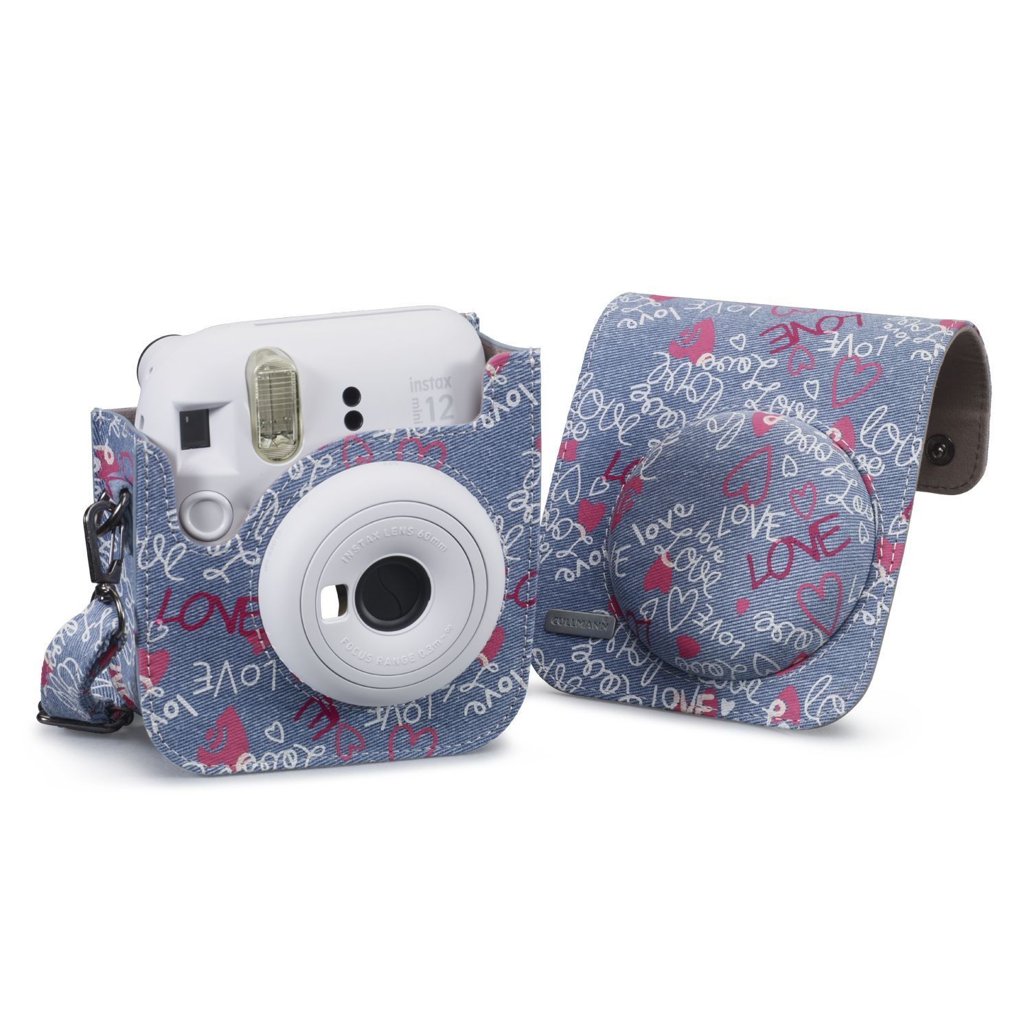 Witte camera in denim hoes met liefdespatroon. De hoes is open en toont de camera. Witte achtergrond.