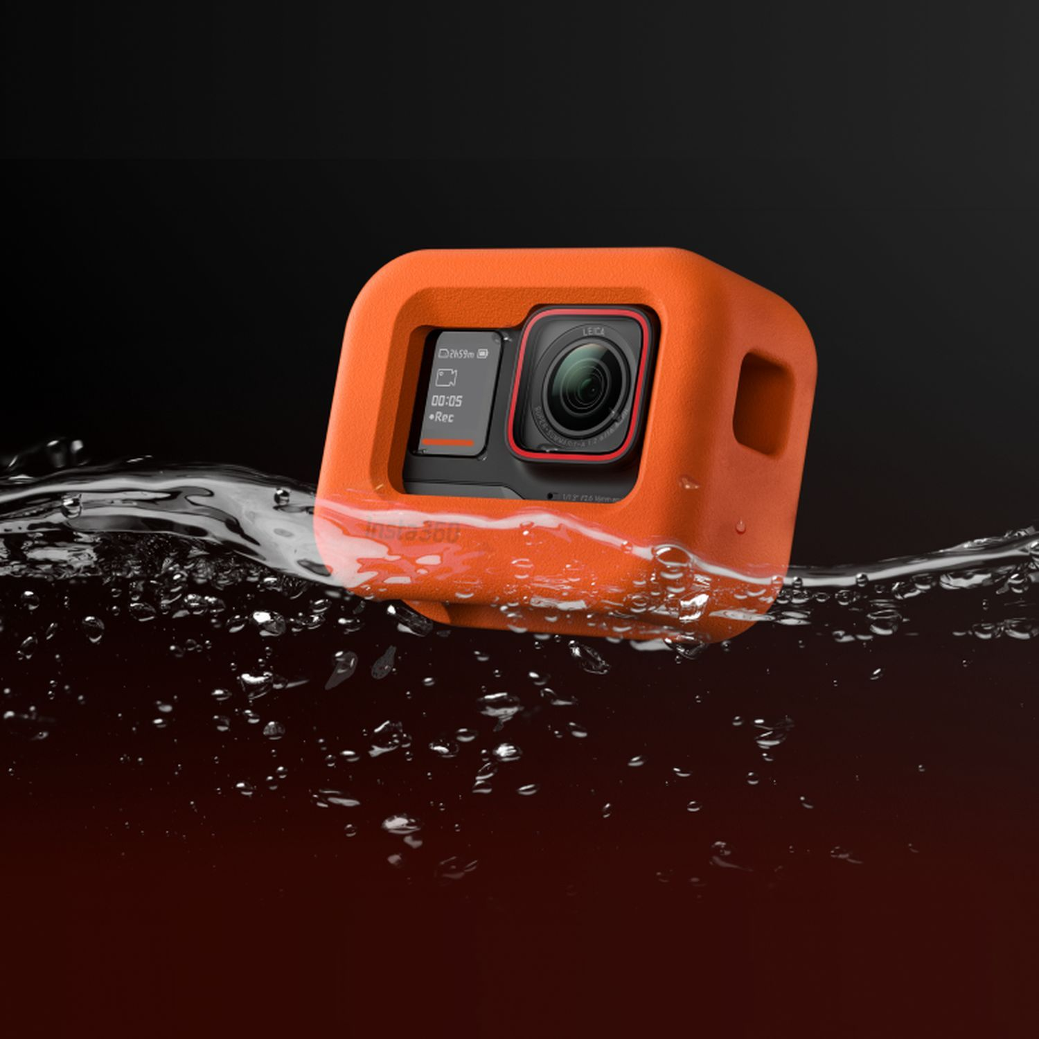 Boîtier de caméra orange immergé dans l'eau avec des bulles.