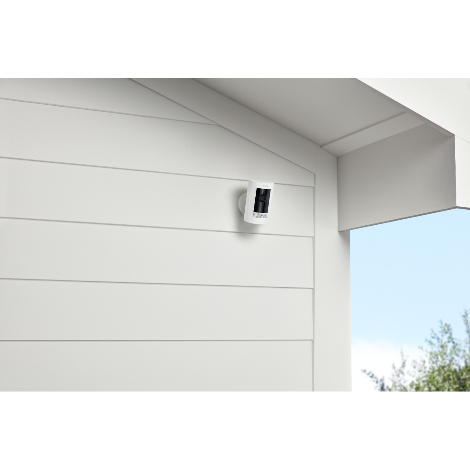 Ring camera gemonteerd aan de buitenkant van een wit huis.
