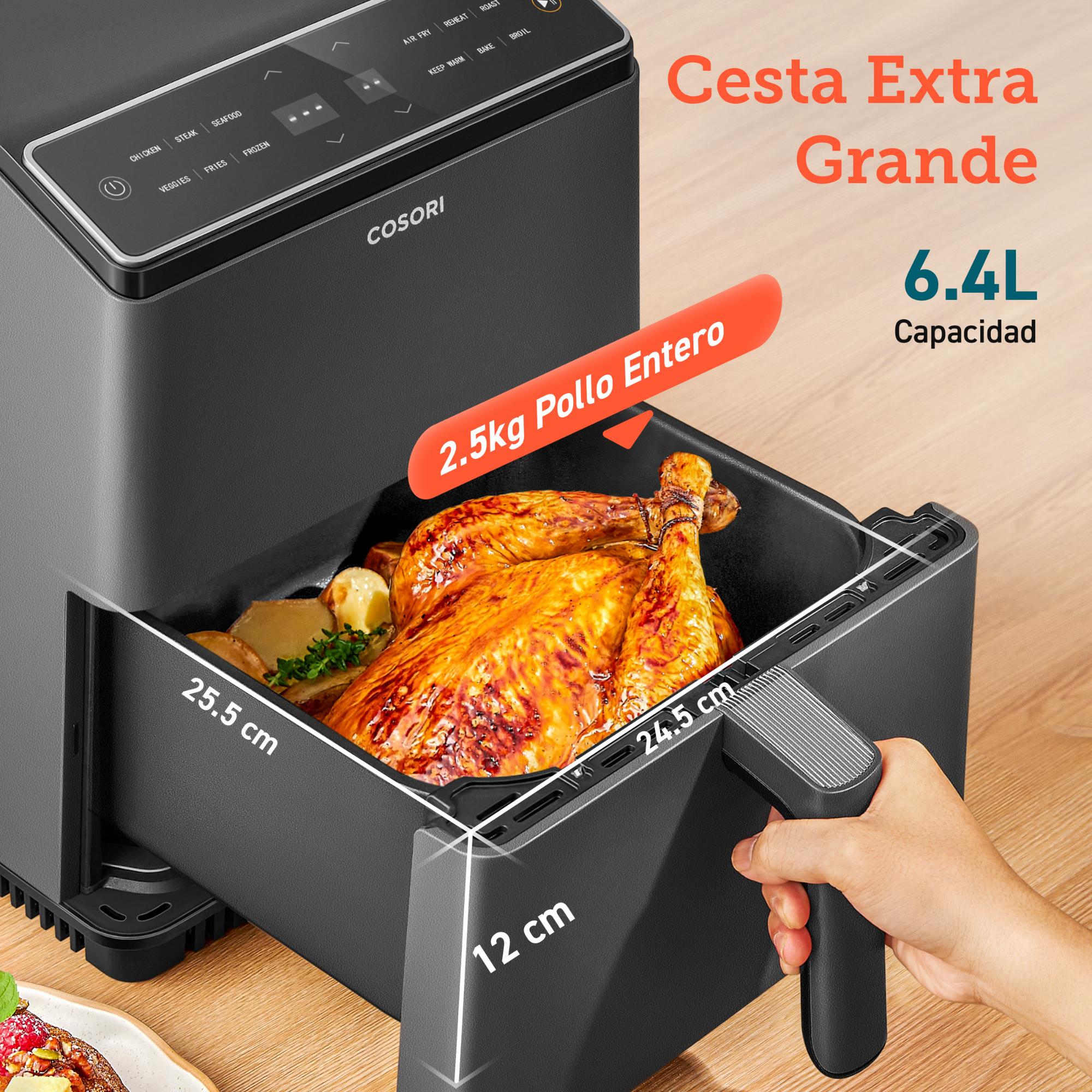 Freidora de aire negra con comida dentro, dimensiones etiquetadas: 25,5cm, 24,5cm, 12cm.