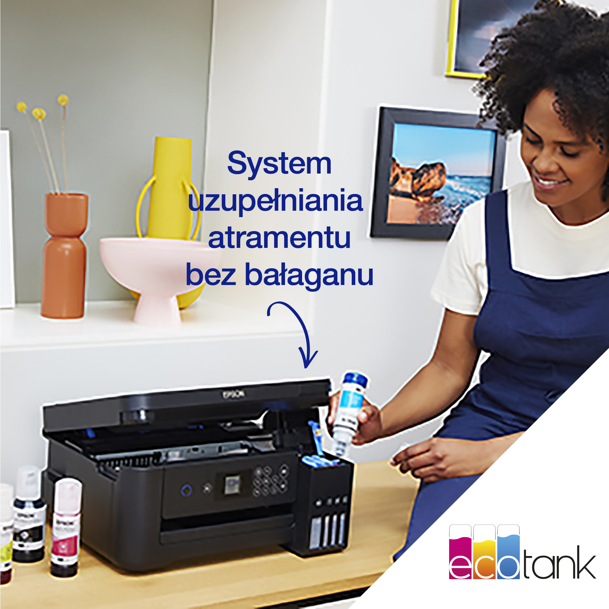 Kobieta napełniająca wkłady atramentowe do drukarki. Tekst mówi: system atramentowy bez bałaganu.