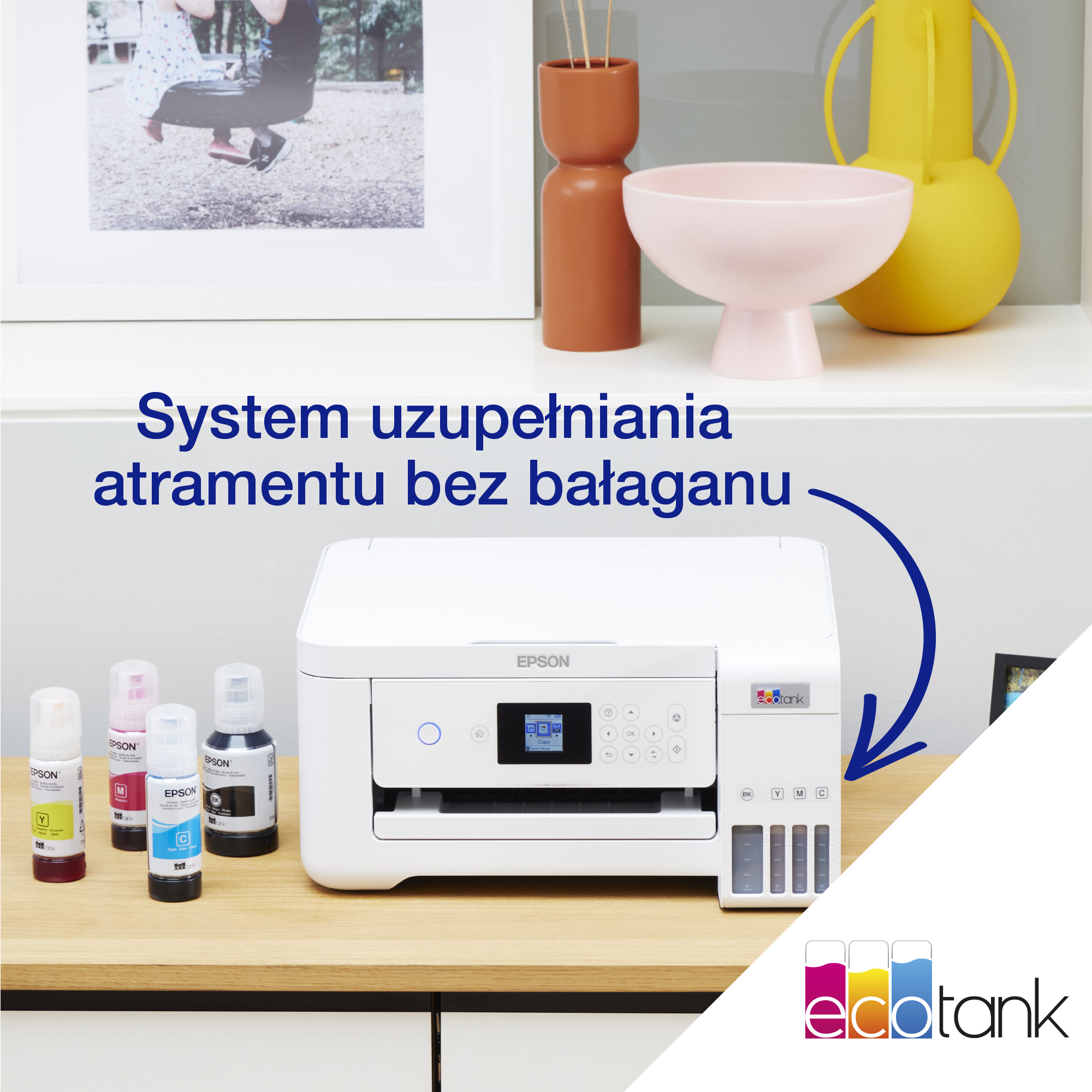 Biała drukarka Epson z butelkami z tuszem i tekstem o bezproblemowym systemie tuszu.