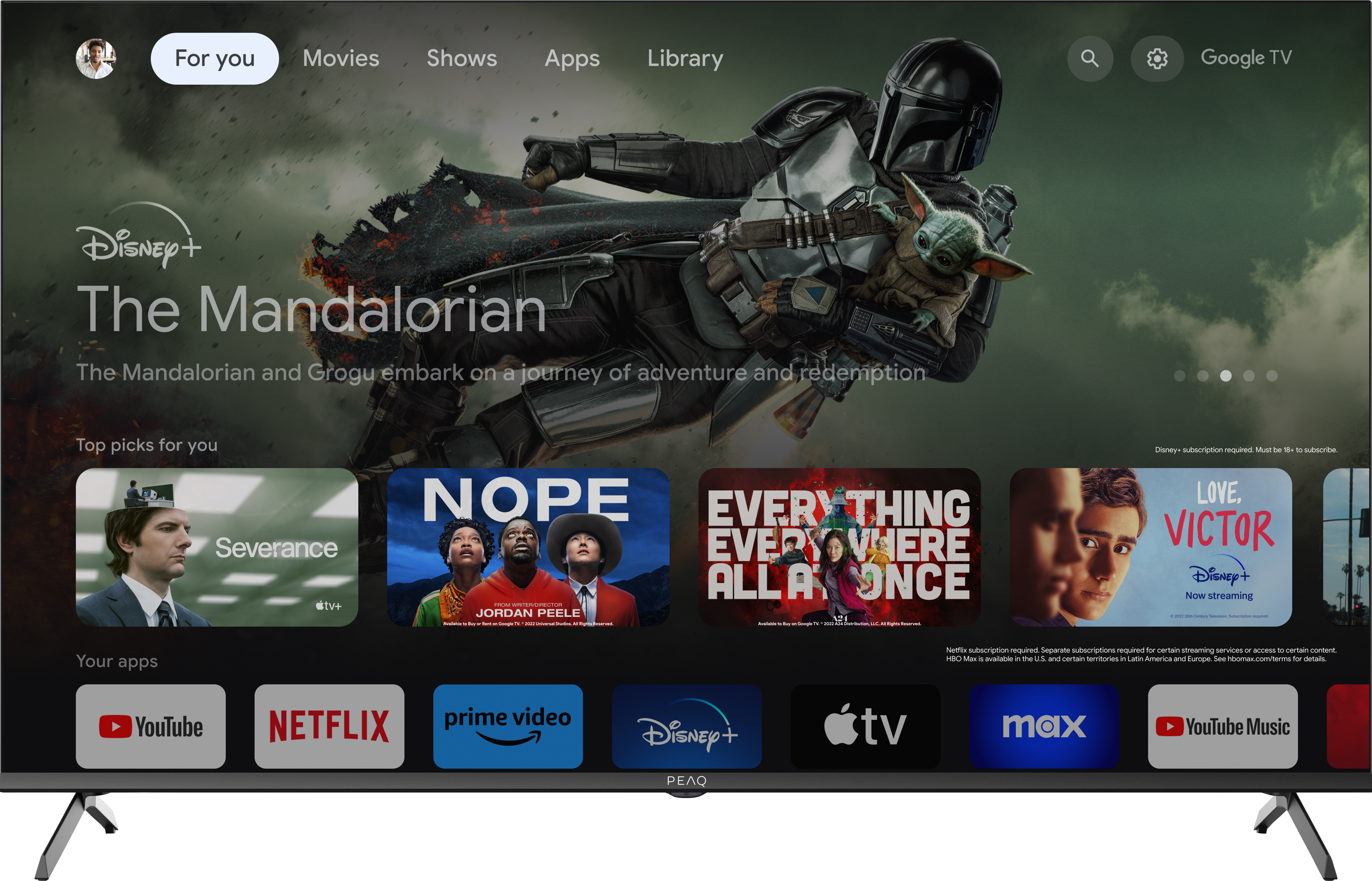 Lo schermo TV mostra The Mandalorian. Sono visibili anche altri programmi e app. La TV è su un supporto nero.