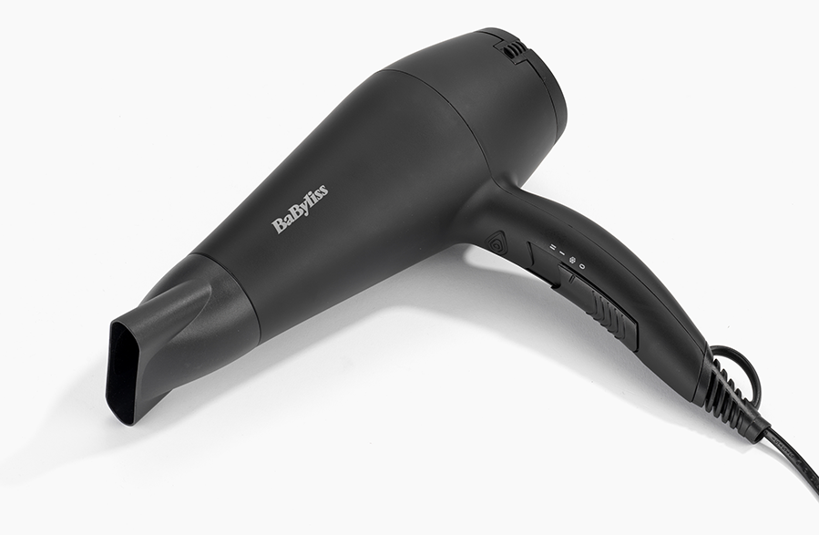 Egy fekete Babyliss hajszárító fehér háttéren.