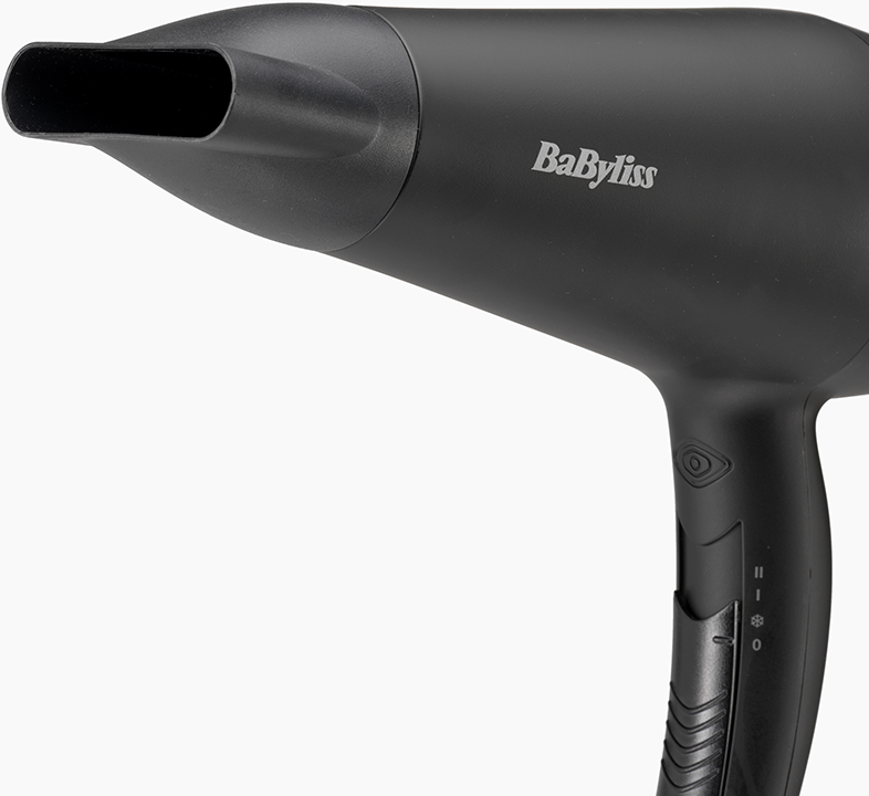 Fekete hajszárító a "BaByliss" márkával az oldalán.