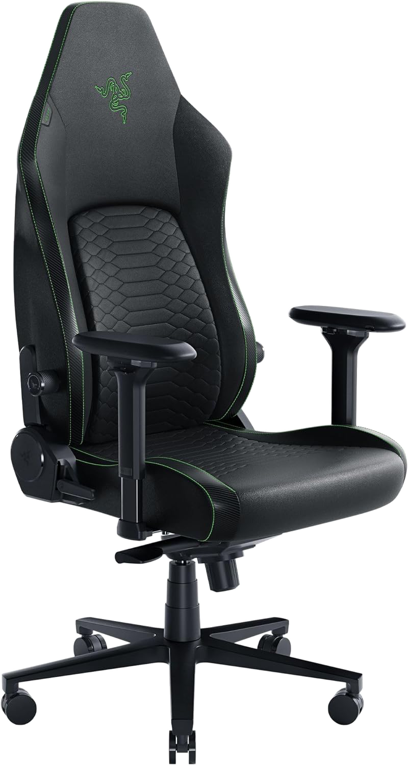 Egy fekete gamer szék zöld varrással és zöld Razer logóval a fejtámlán.